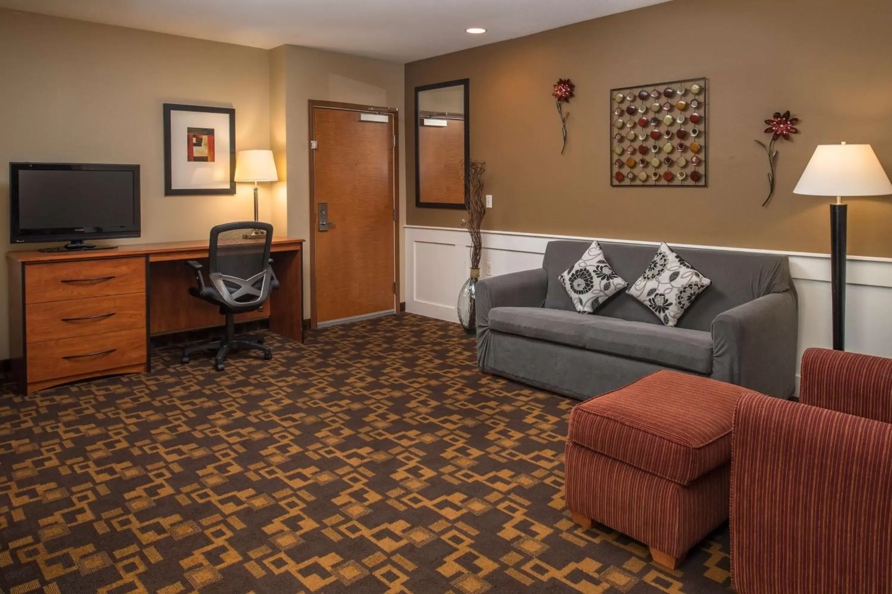 Photo of the whole room, Seating Area in SureStay Plus Hotel by Best Western Kennewick Tri-Cities