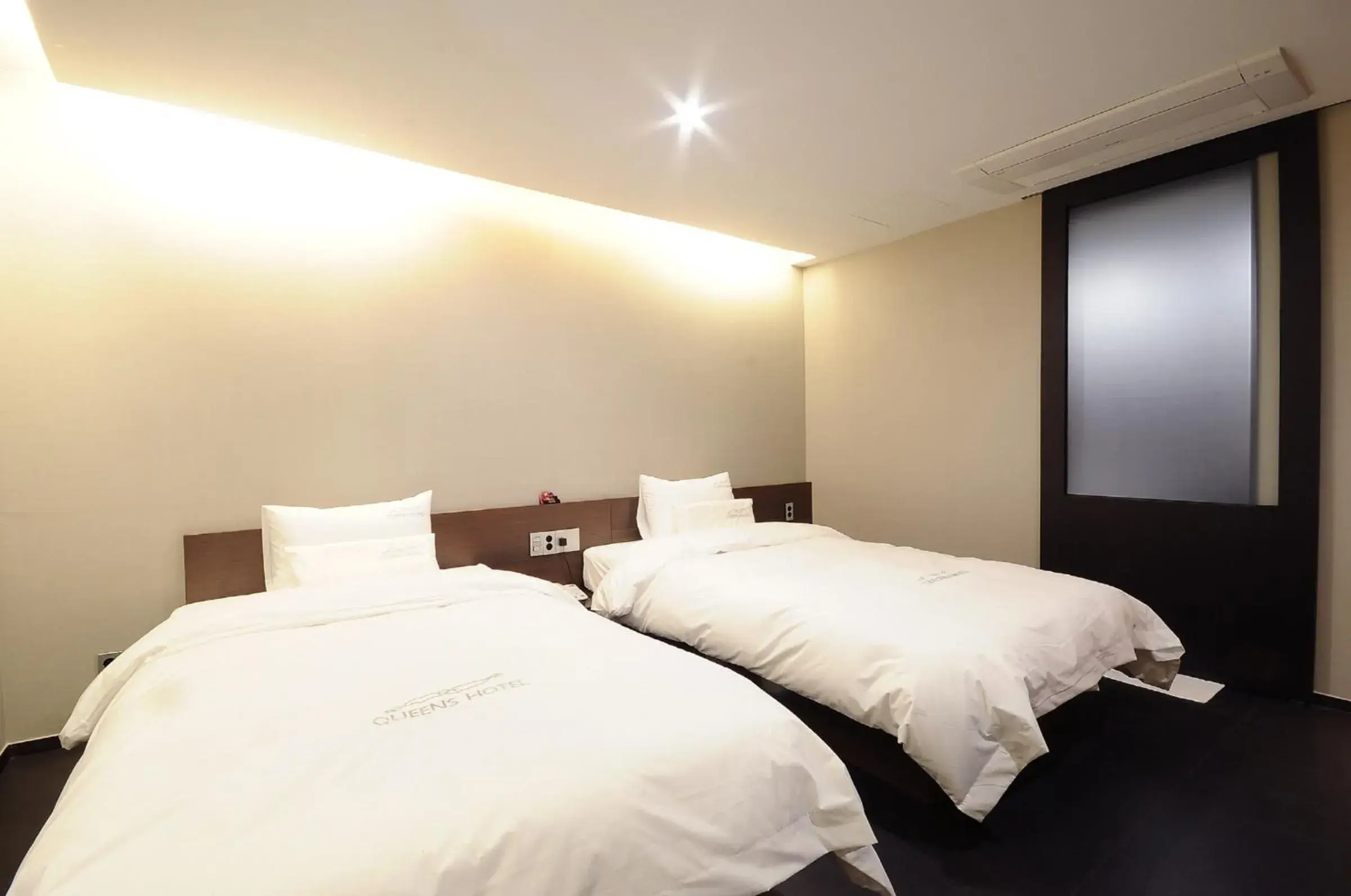 No Parking - Deluxe Twin Room (One Single + One Double) in Queens Hotel Seomyeon Busan No Parking - Deluxe Twin Room (One Single + One Double) in Queens Hotel Seomyeon Busan