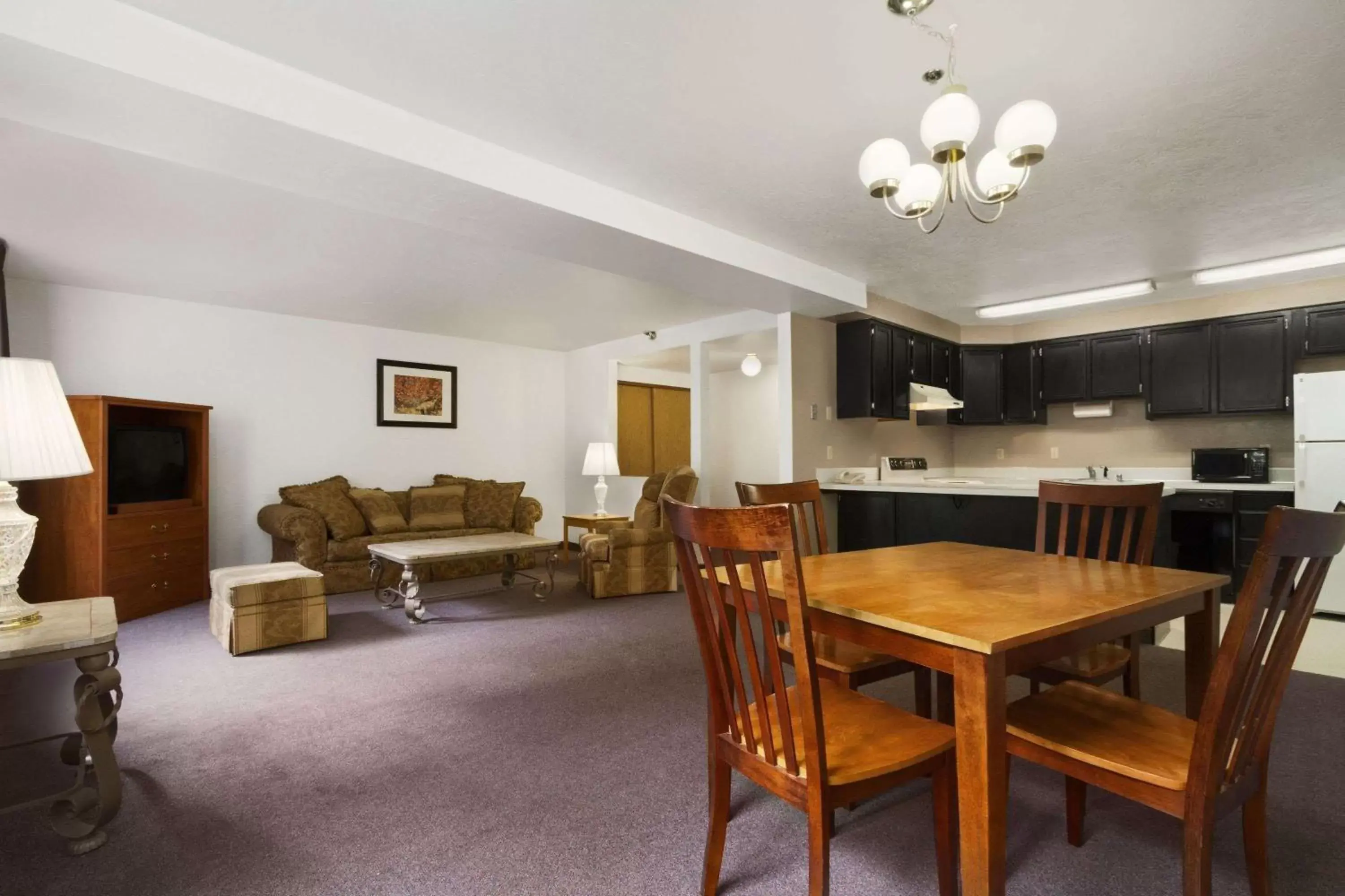 Photo of the whole room, Dining Area in Super 8 by Wyndham Port Angeles at Olympic National Park