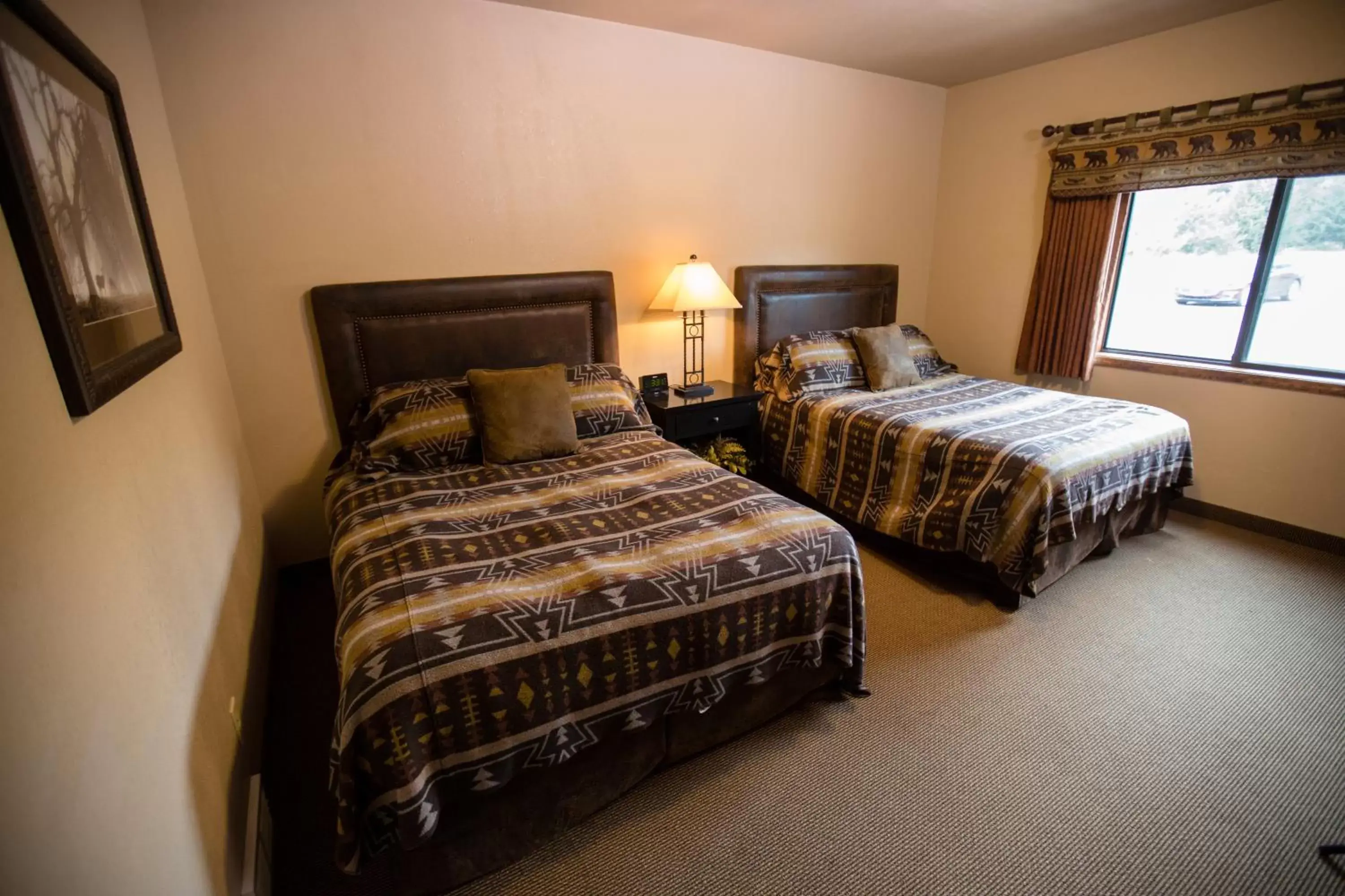 Photo of the whole room, Bed in Lewis & Clark Resort