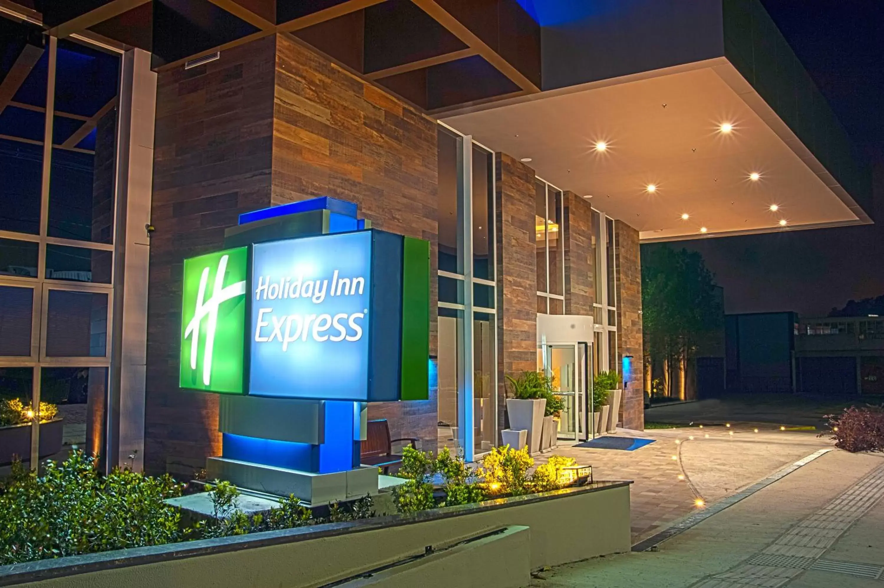 Property building in Holiday Inn Express - Farroupilha, um Hotel IHG
