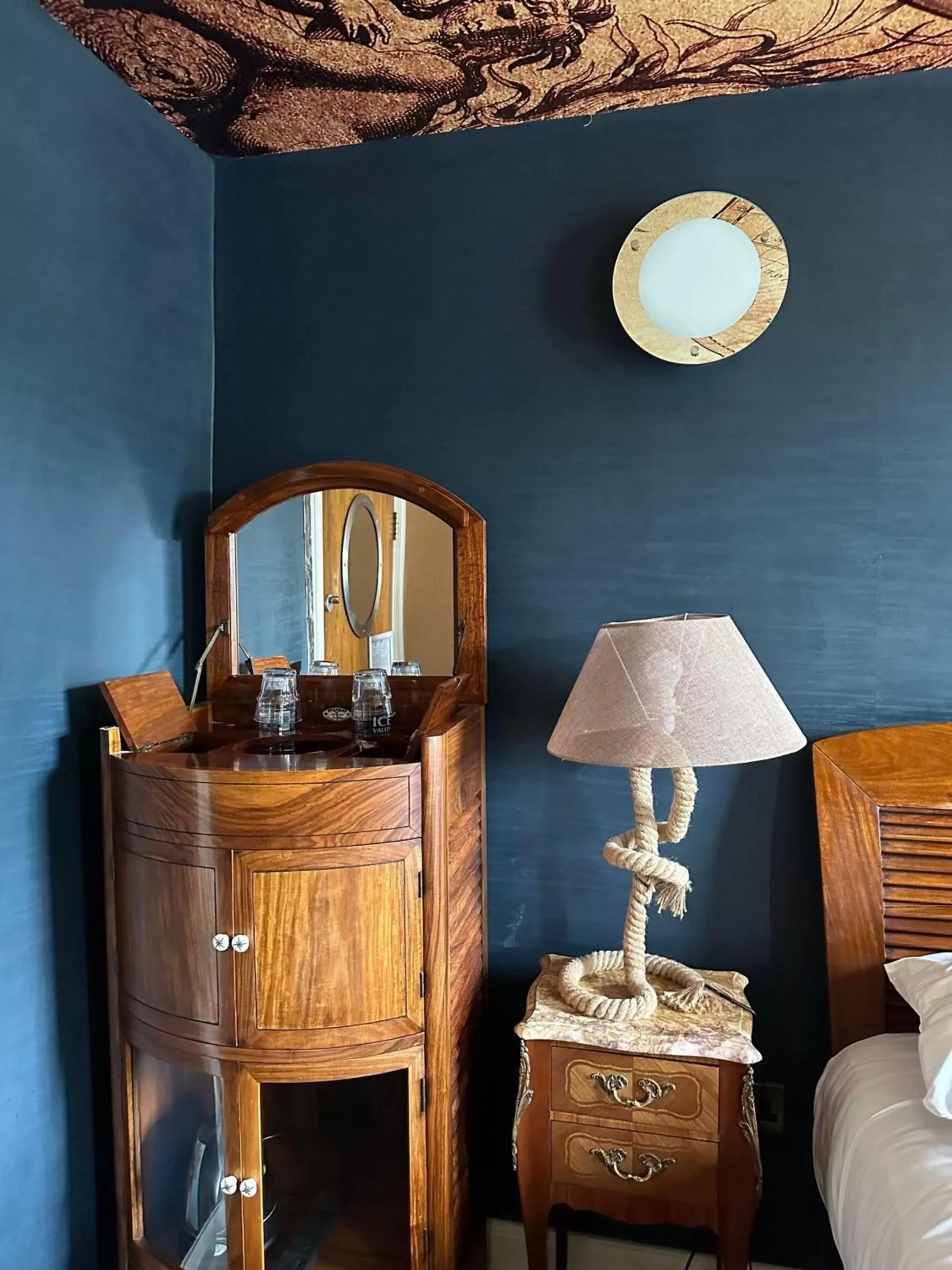 Bedroom in OYO The Townhouse