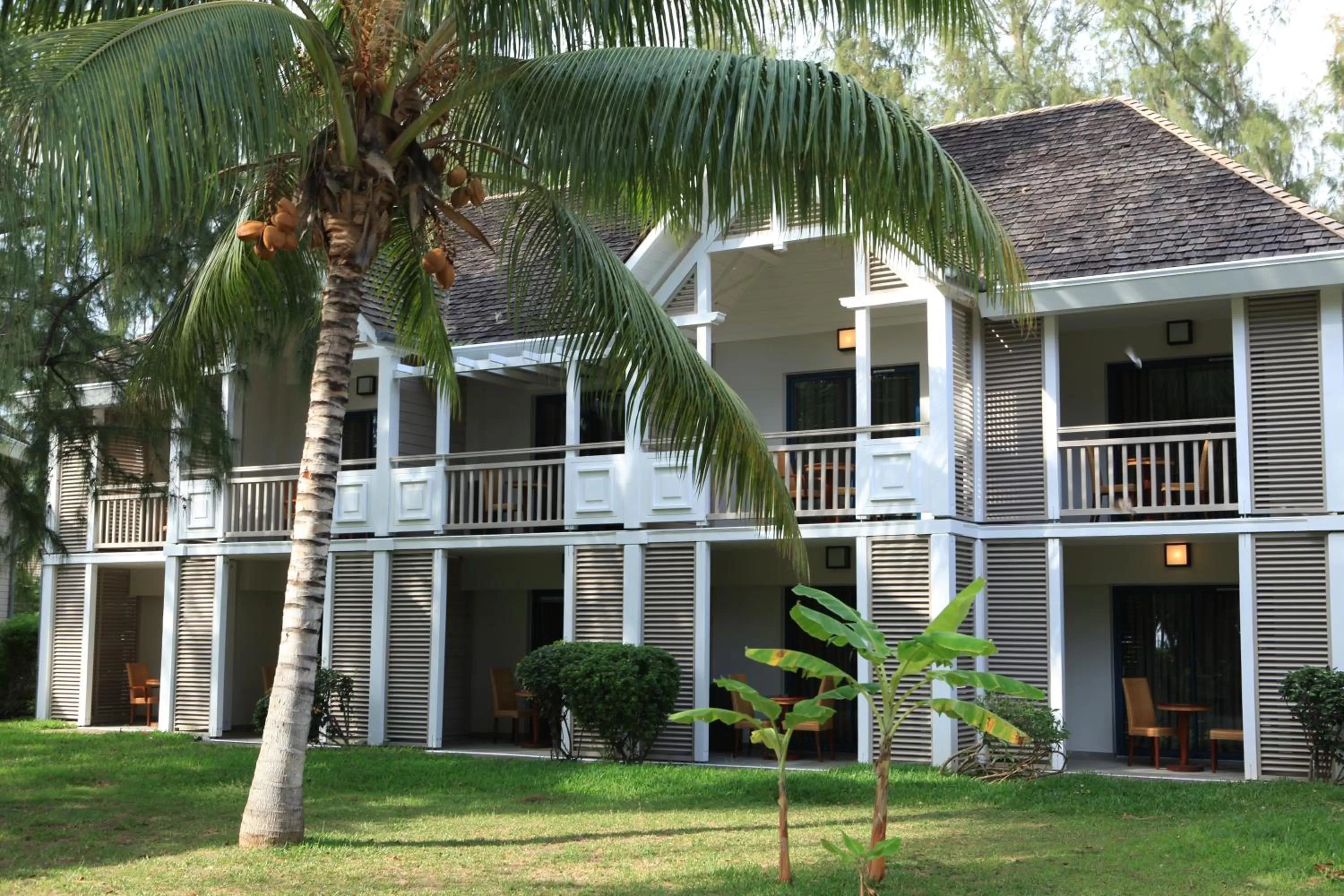 Facade/entrance in LUX* Saint Gilles Resort