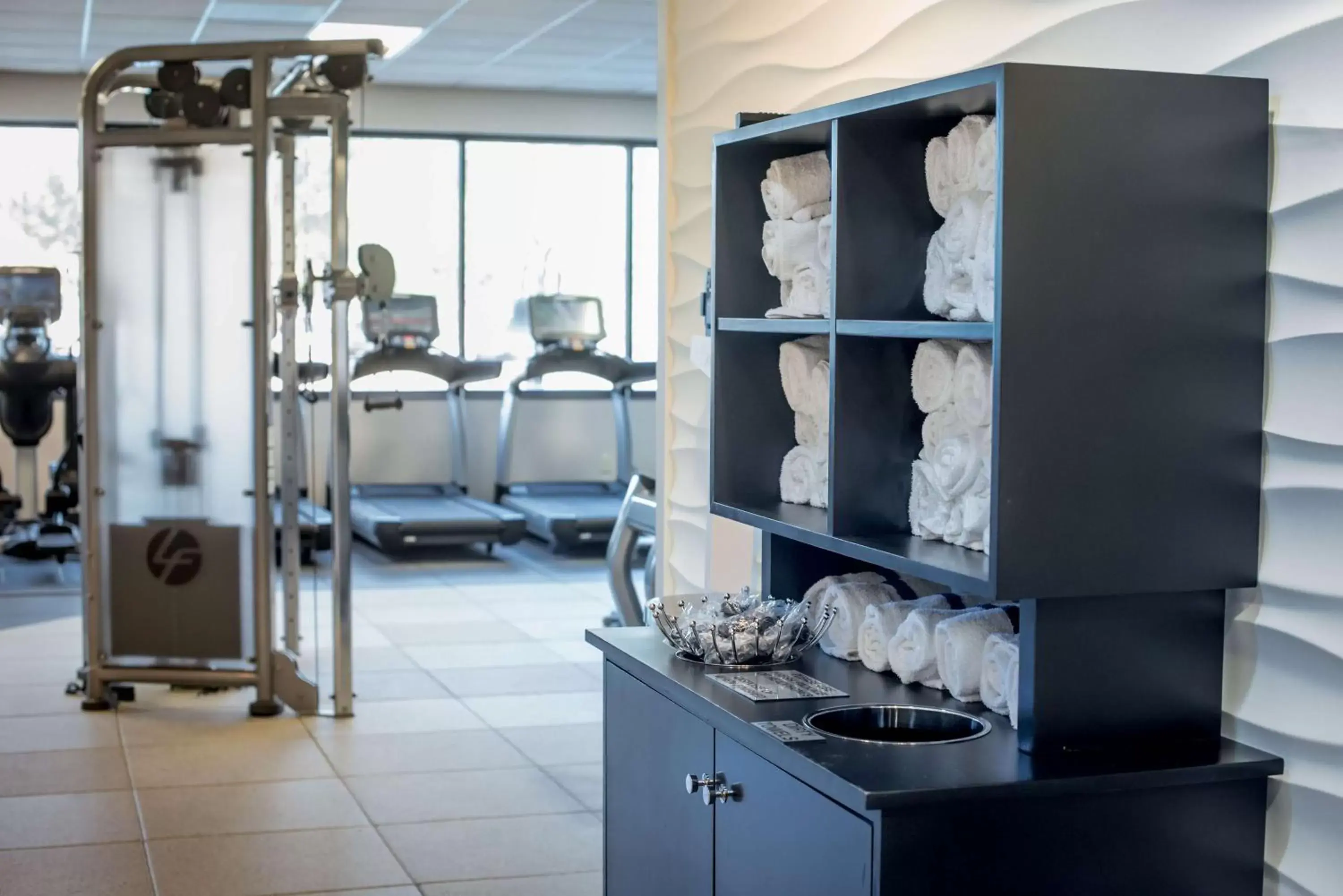 Fitness centre/facilities, Kitchen/Kitchenette in Hilton Memphis