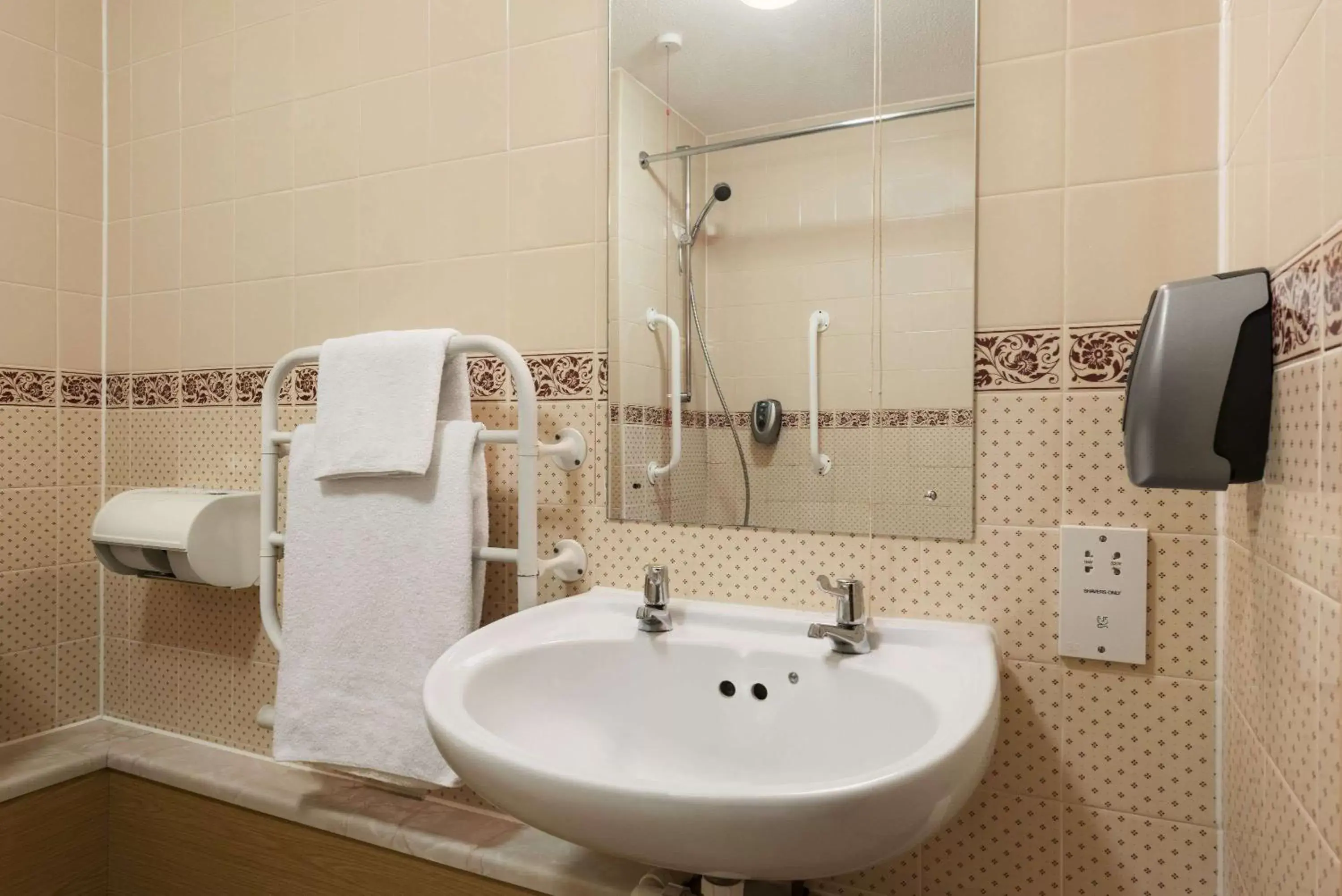 Photo of the whole room, Bathroom in Days Inn Tewkesbury