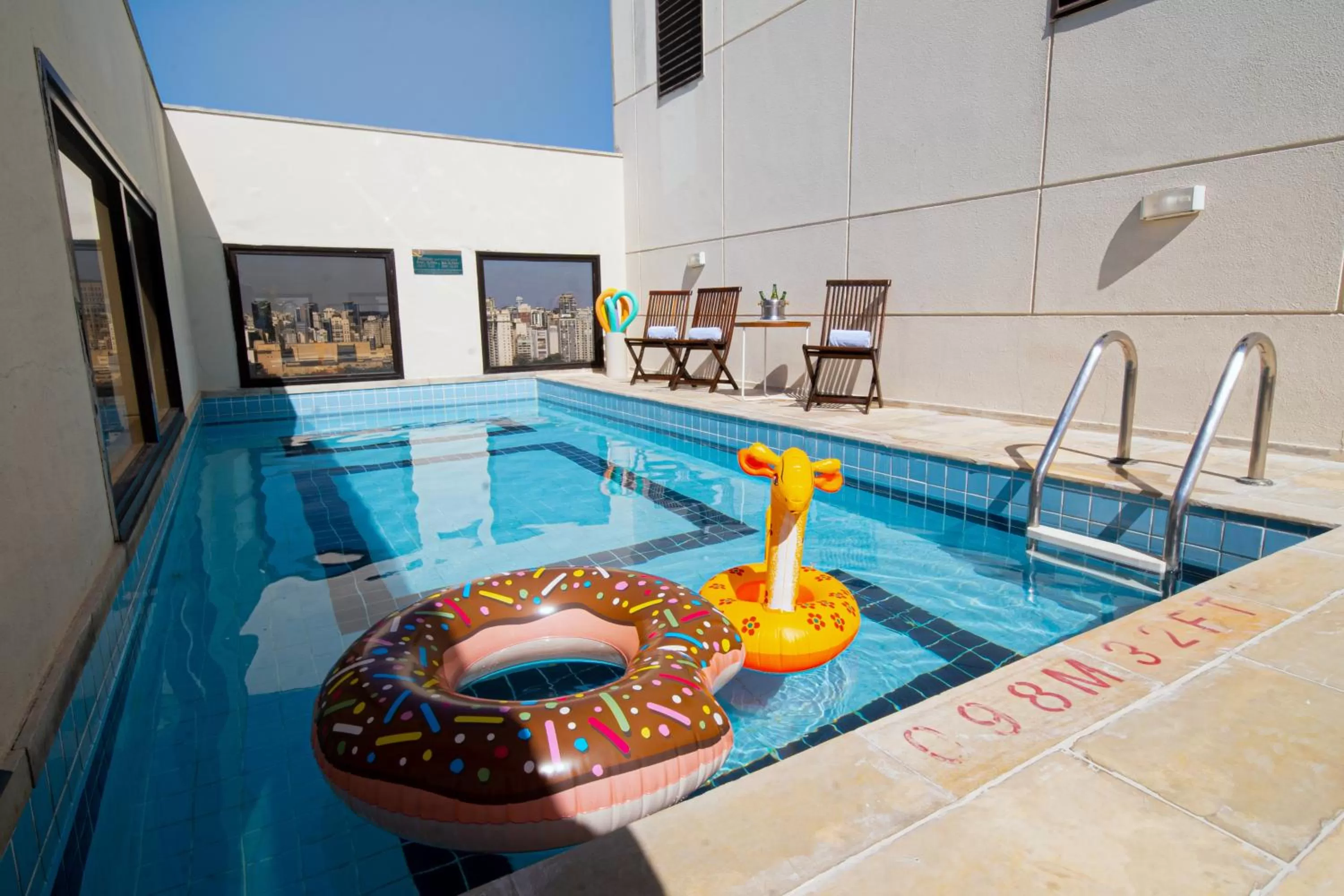 Swimming pool in Quality Faria Lima