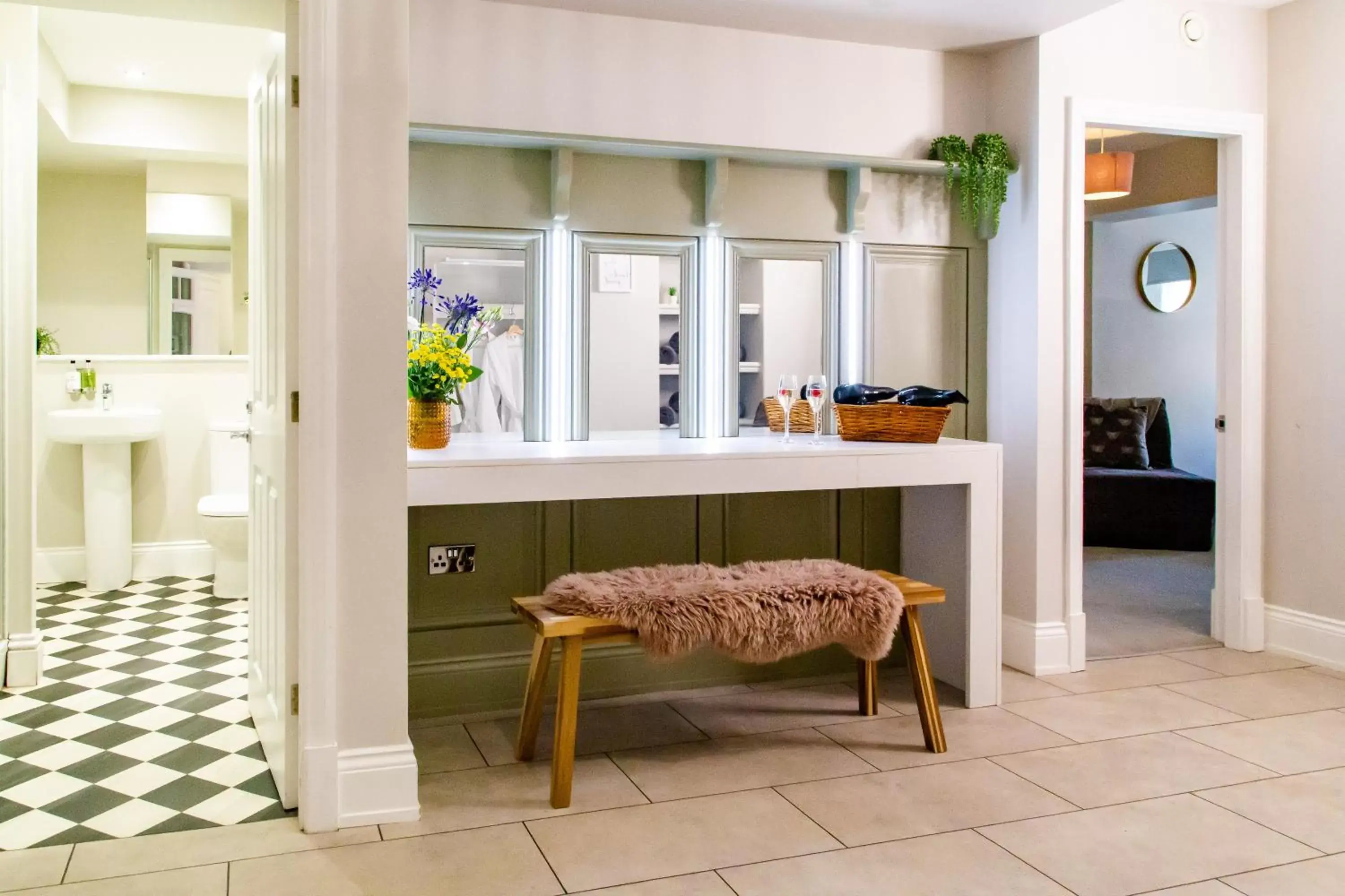 Superior Suite ( 2-9 Adults) Lendal Suite in Goodramgate Apartments Superior Suite ( 2-9 Adults) Lendal Suite in Goodramgate Apartments