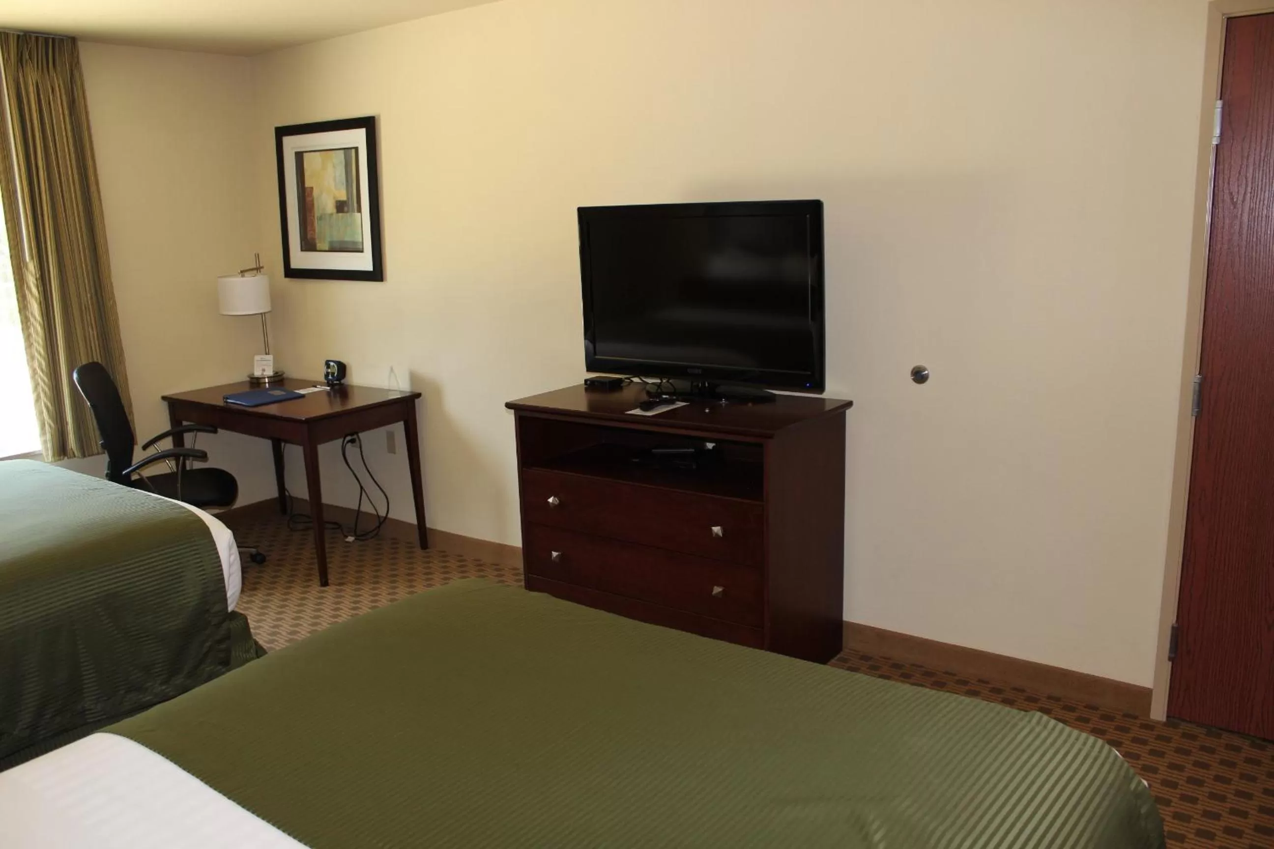 Bed in Cobblestone Inn & Suites - Rugby