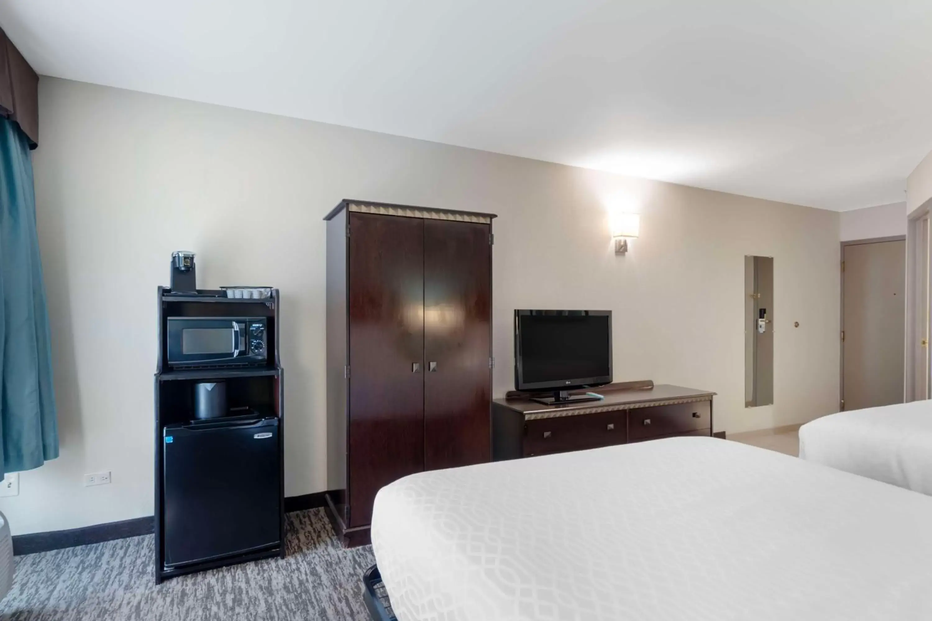 Bedroom, TV/Entertainment Center in Best Western Plus Chicagoland - Countryside