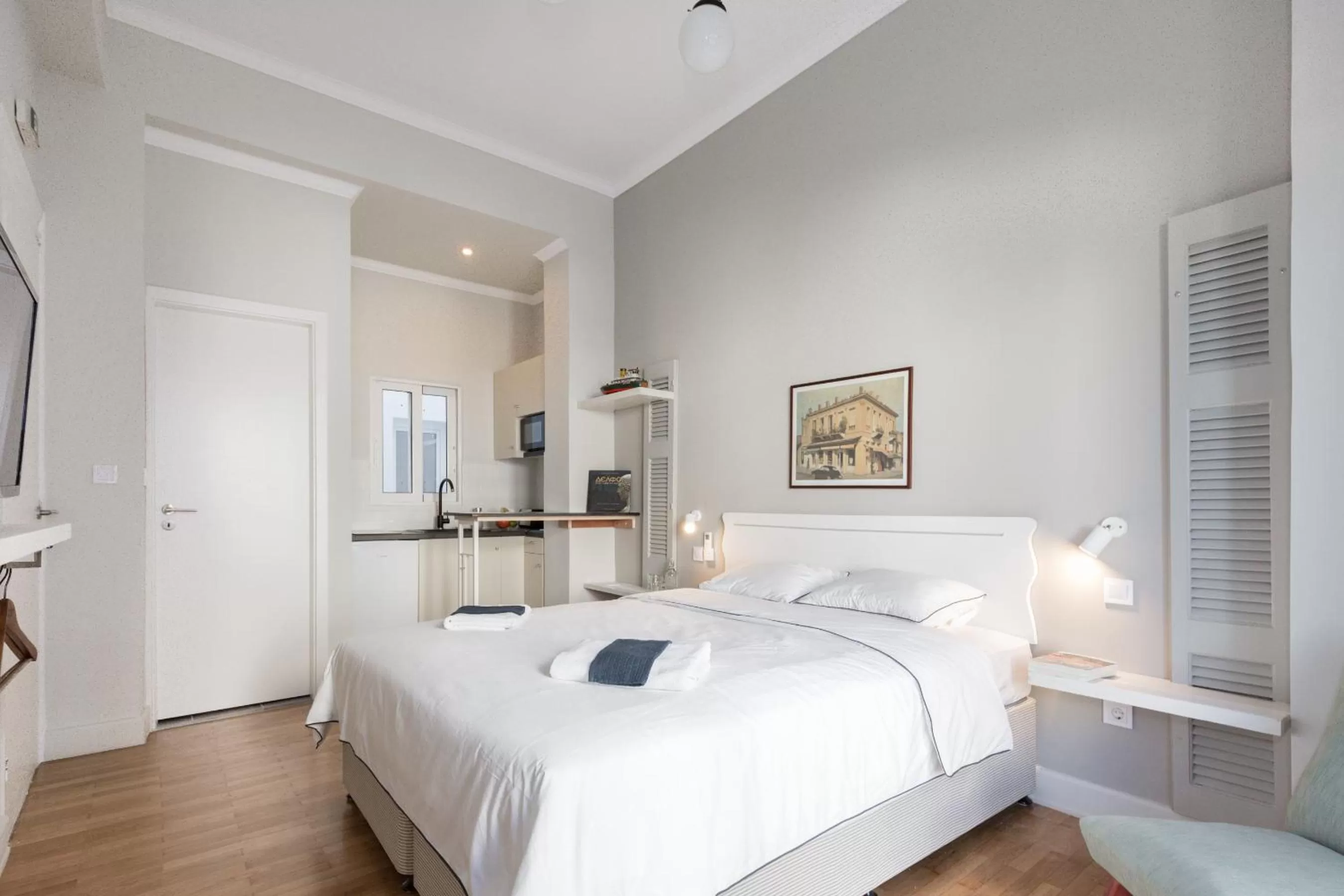 Bed in Troon of Athens Apartments