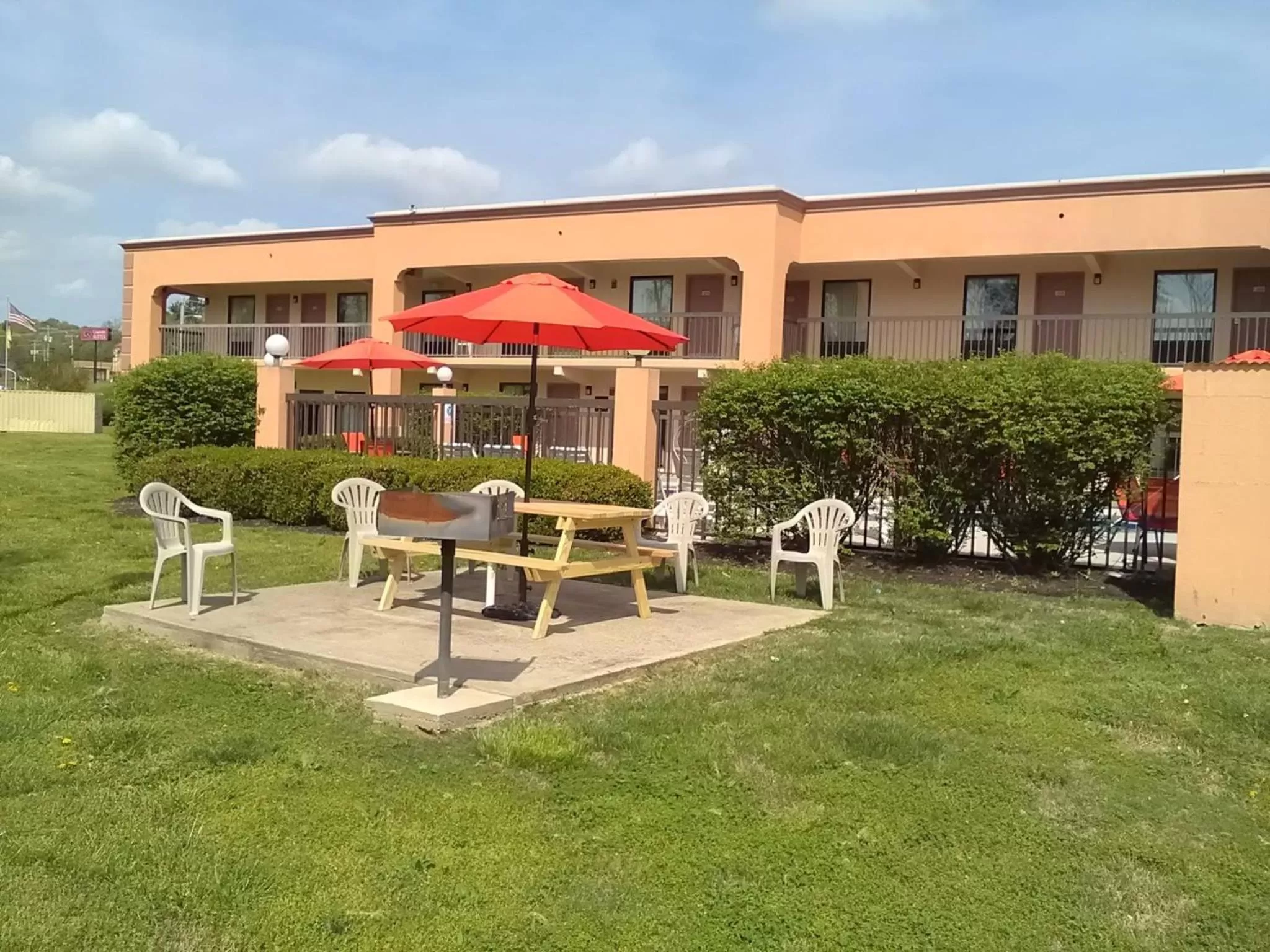 Patio in Super 8 by Wyndham Knoxville West/Farragut