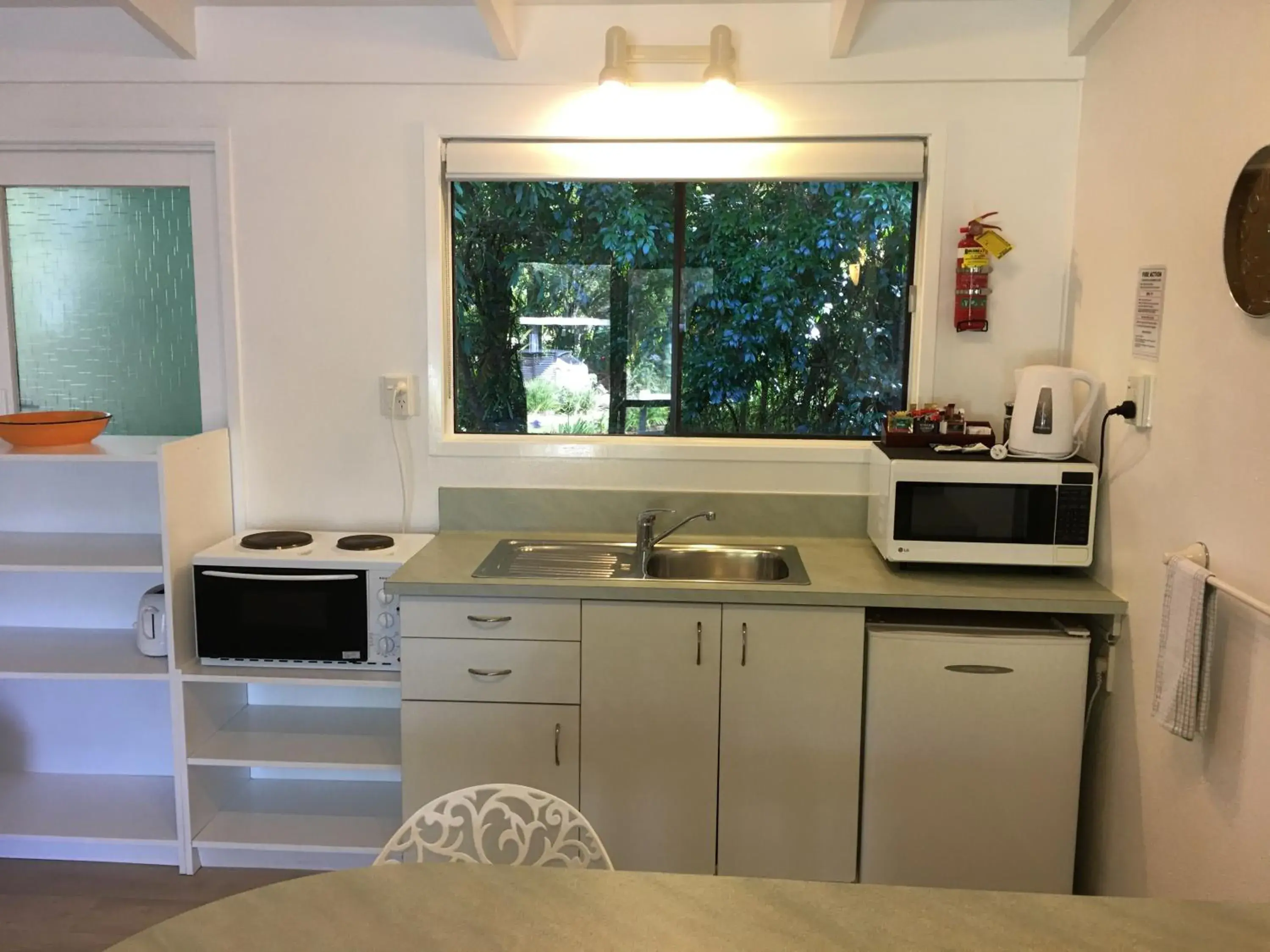 Kitchen/Kitchenette in Colonial House Motel