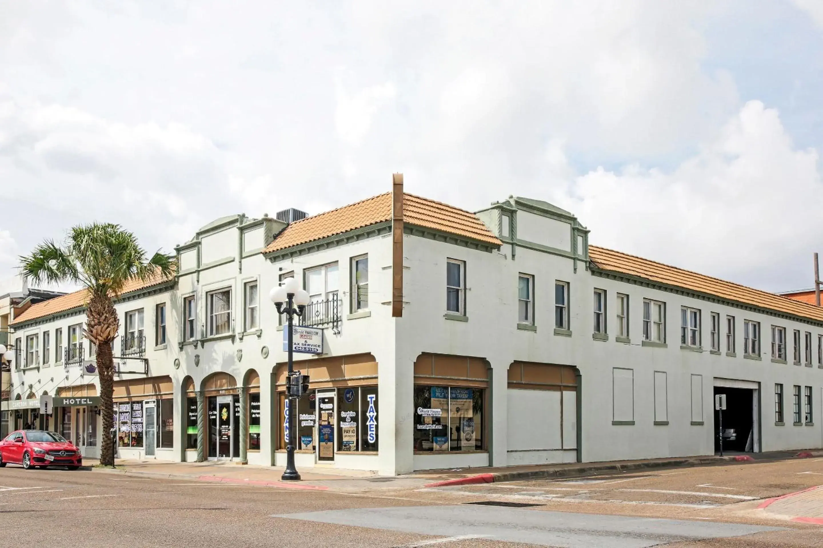 Facade/entrance in OYO Cameron Historic Hotel Brownsville I-69E