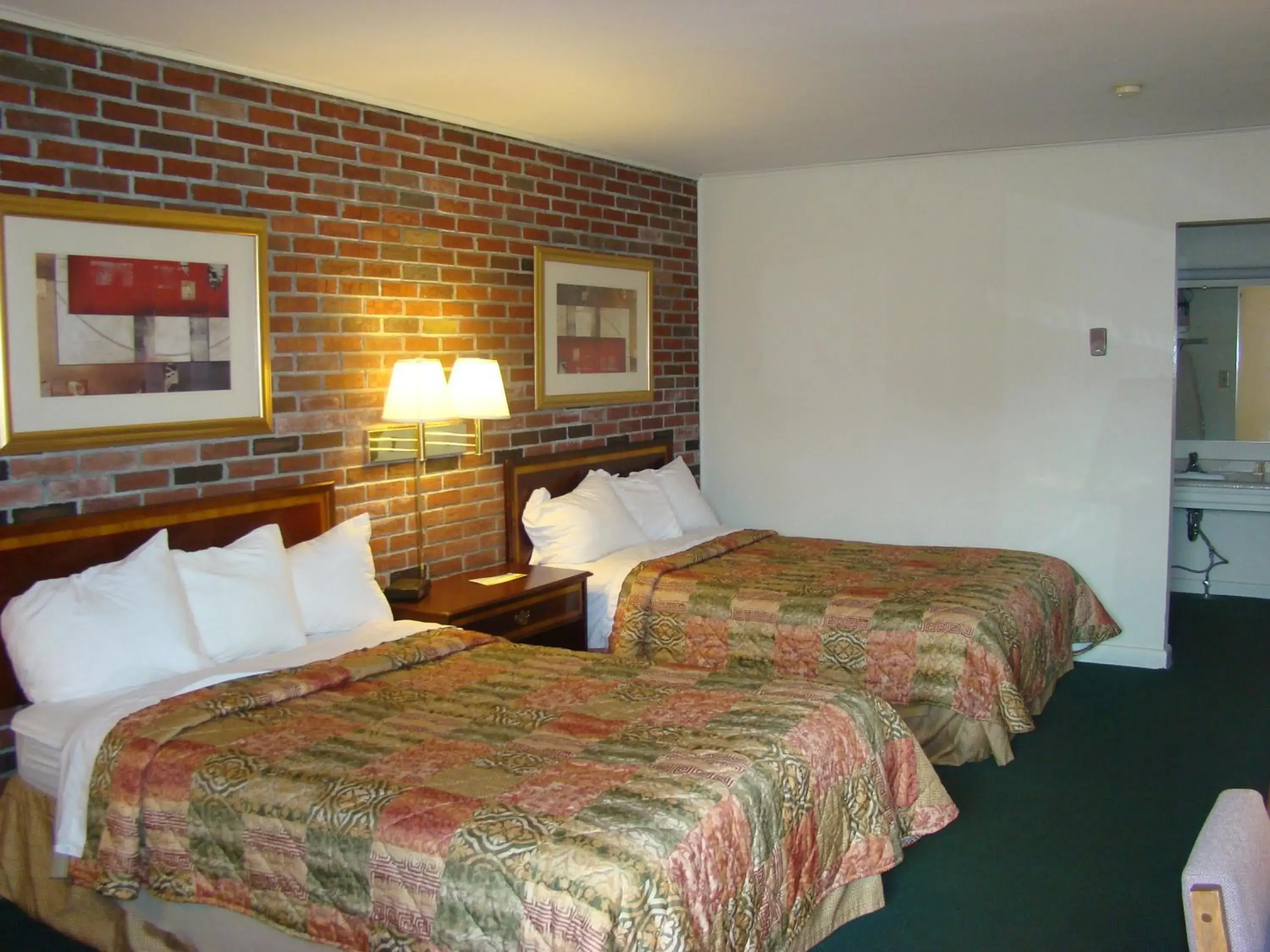 Photo of the whole room, Bed in Aderi Hotel Near Bucknell University