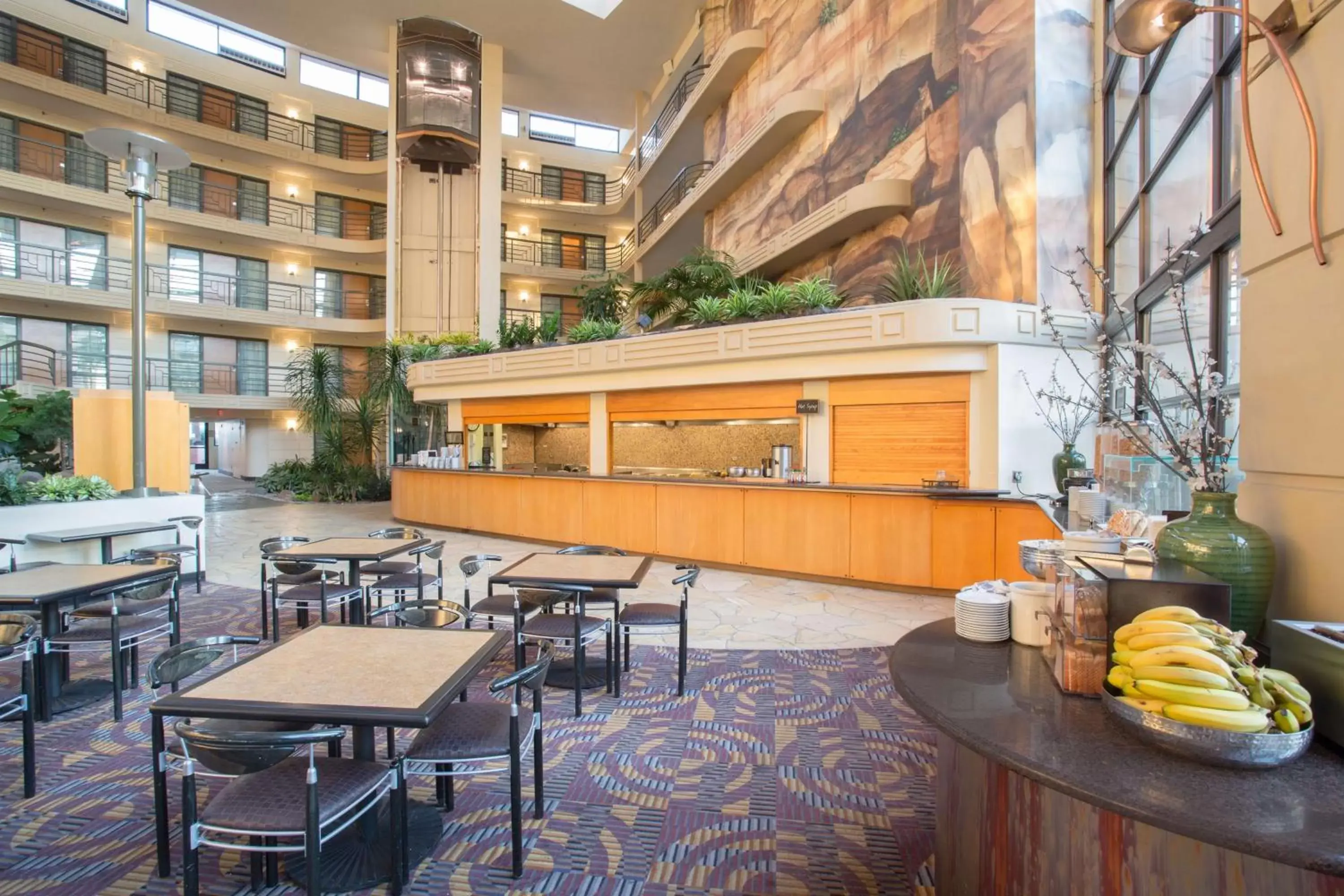 Dining area, Restaurant/Places to Eat in Embassy Suites by Hilton Phoenix Biltmore