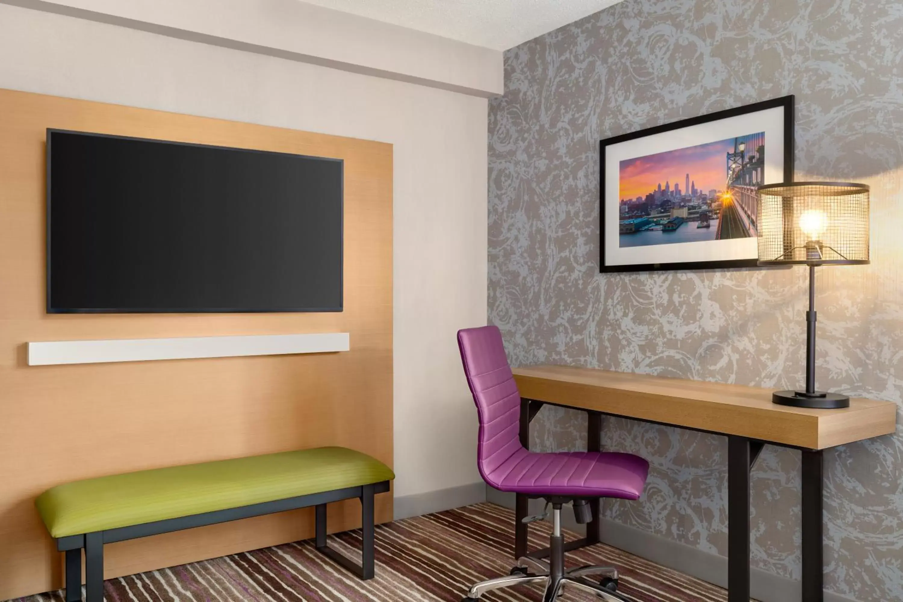 Bedroom, TV/Entertainment Center in Holiday Inn Philadelphia Arpt-Stadium Area, an IHG Hotel