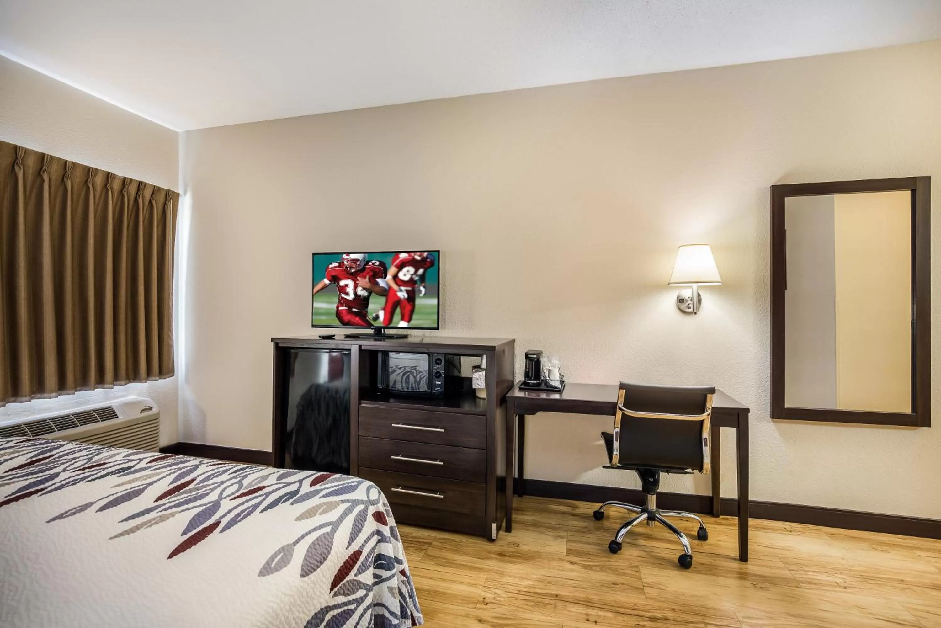 Photo of the whole room, Bed in Red Roof Inn St Louis - Troy, IL