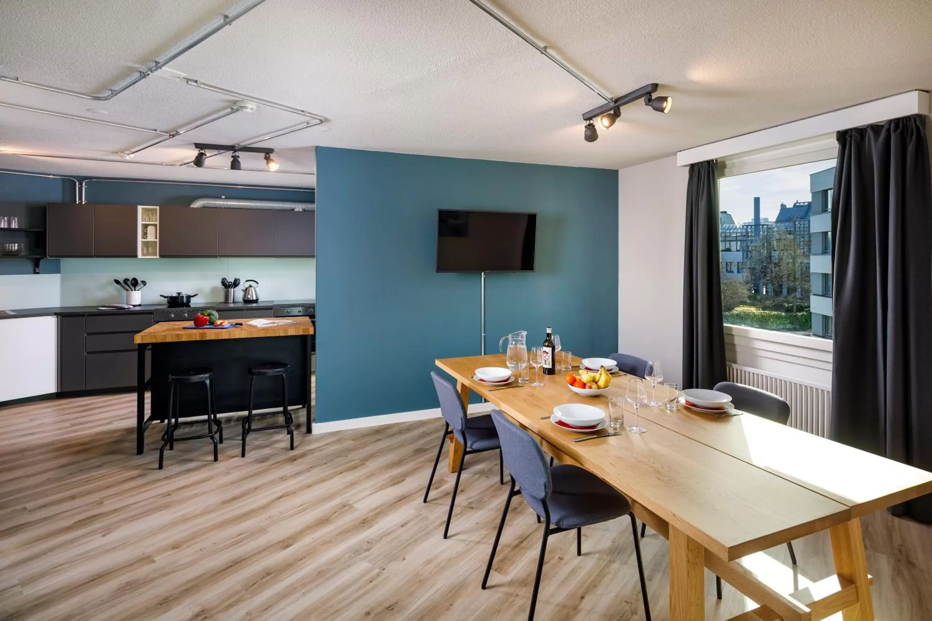 Communal kitchen, Dining Area in Hotel Welcome Inn