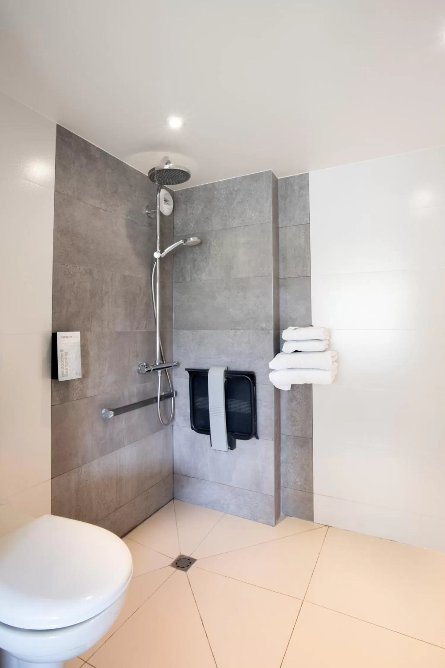 Shower in Campanile Reims Ouest - Tinqueux