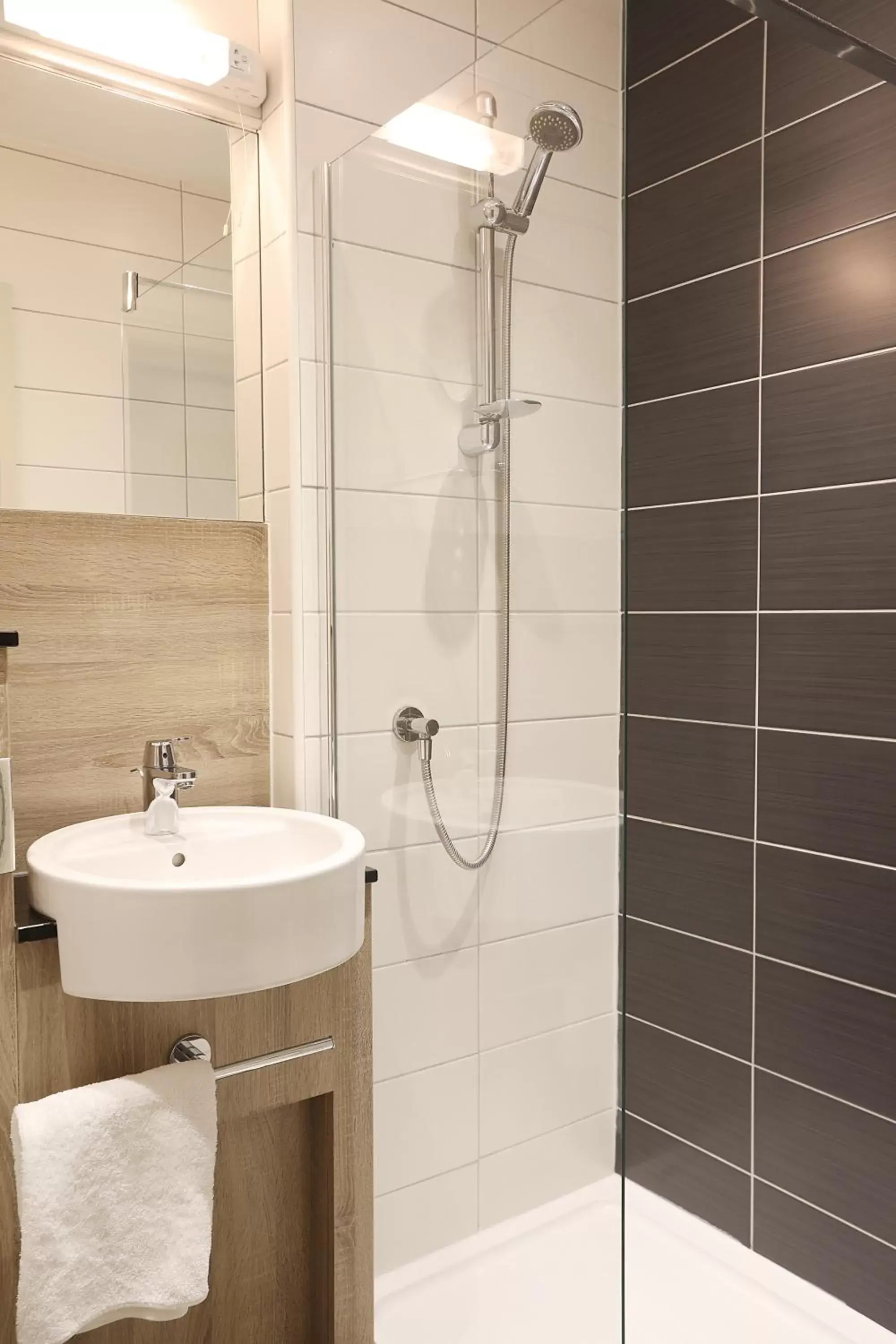 Shower, Bathroom in Cairn Hotel & Apartments