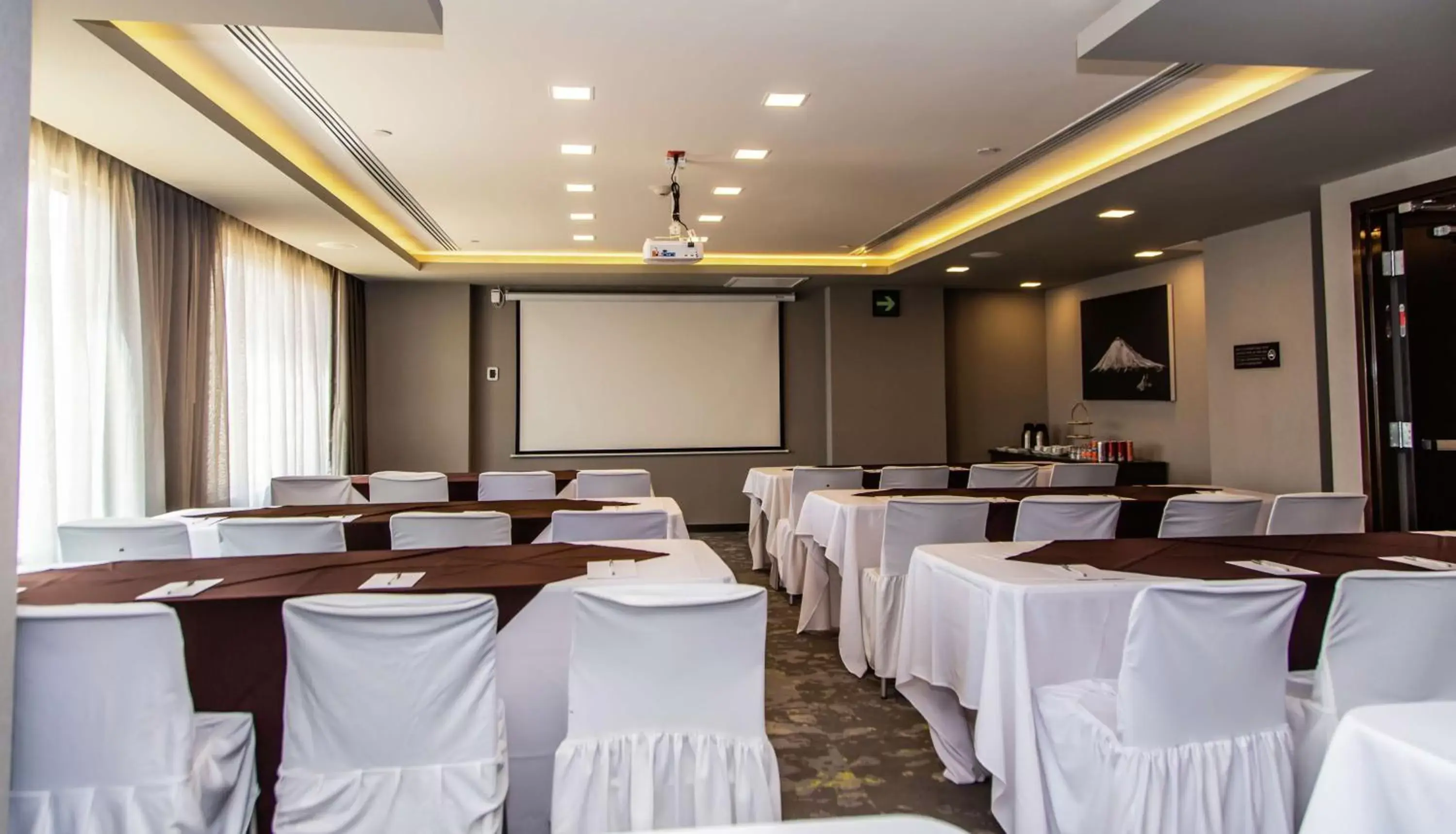 Dining area in Hampton Inn & Suites By Hilton Puebla