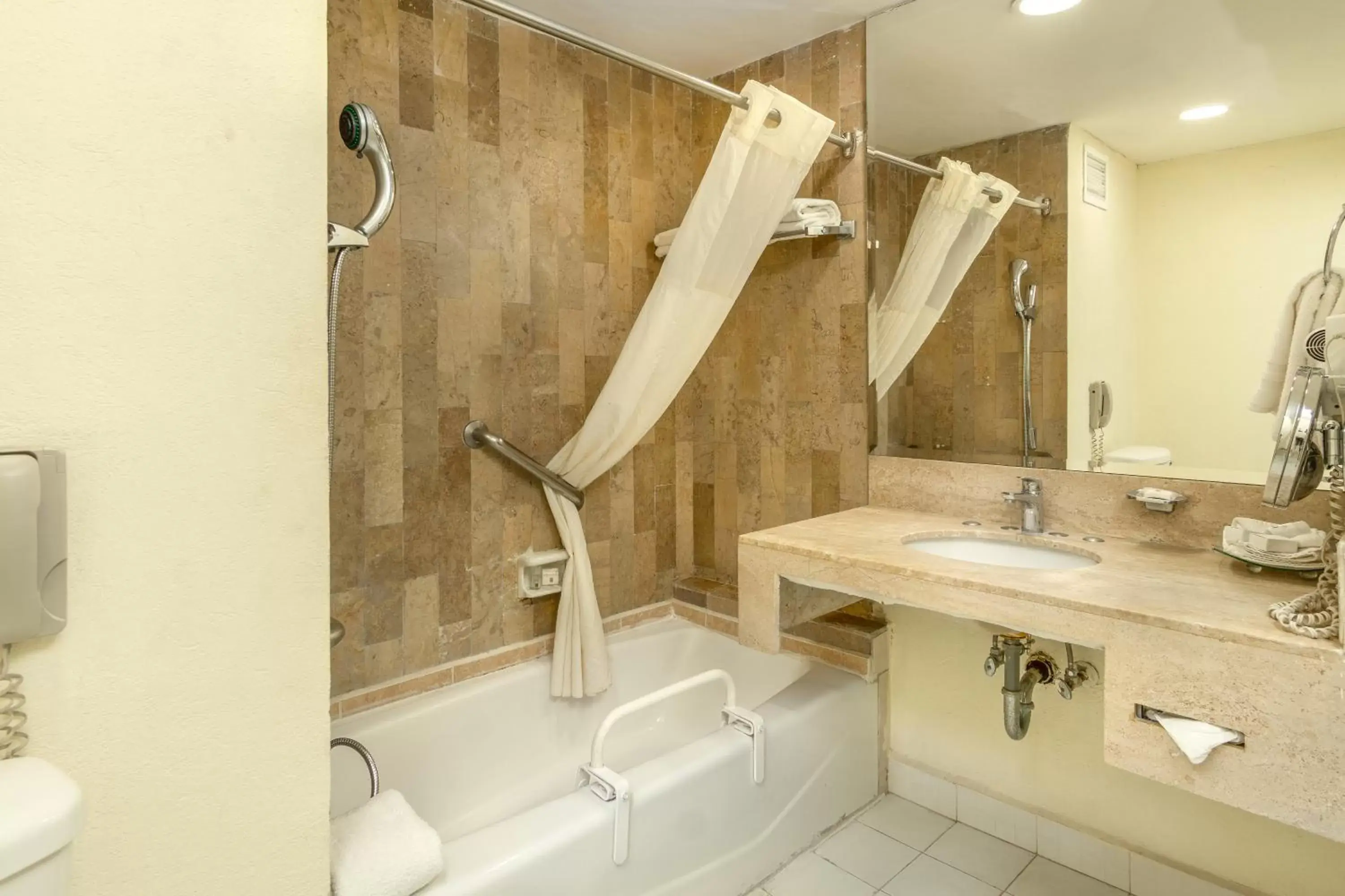 Bathroom in Quality Inn & Suites Saltillo Eurotel