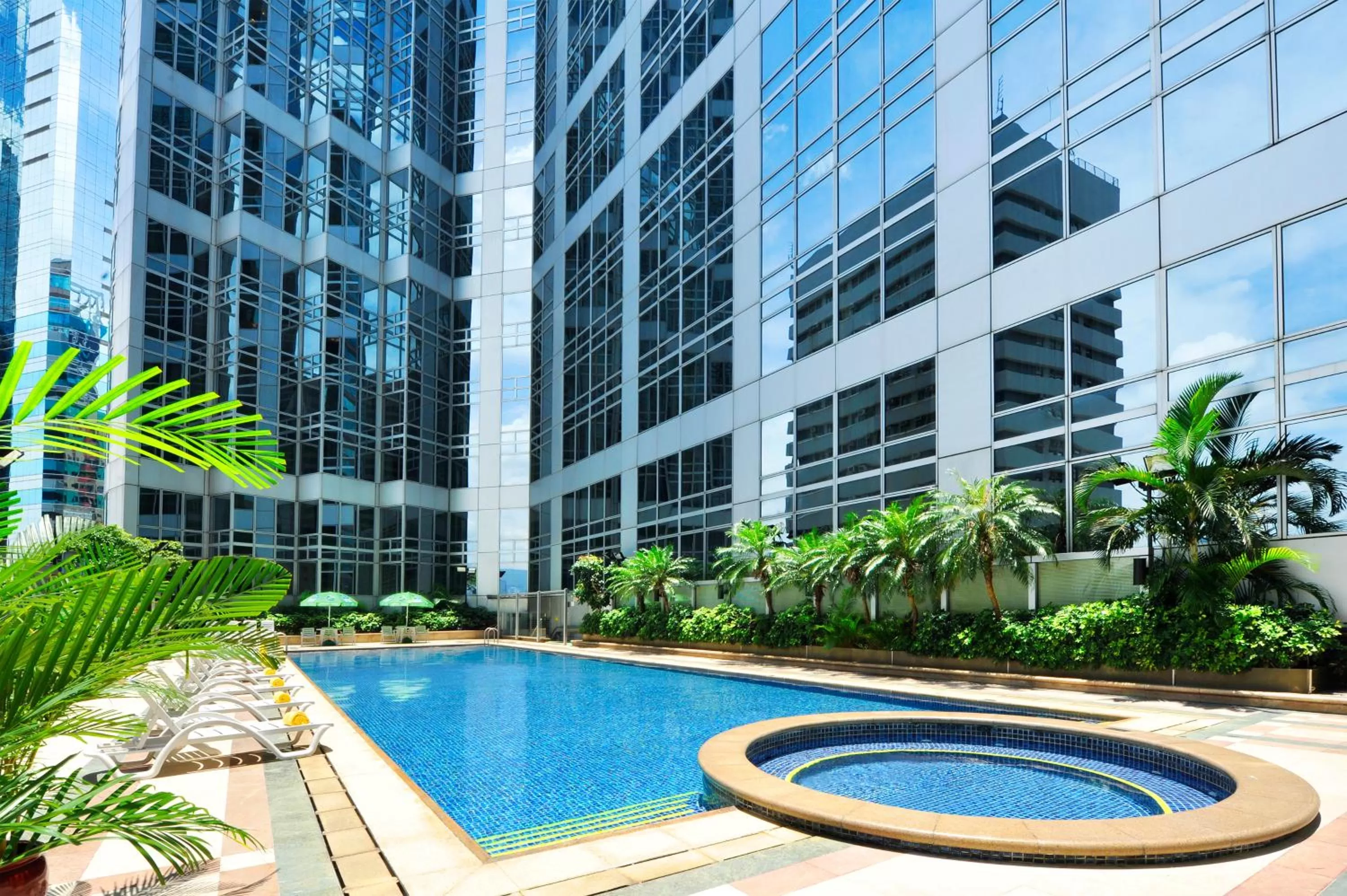 Swimming pool in Harbour Plaza North Point