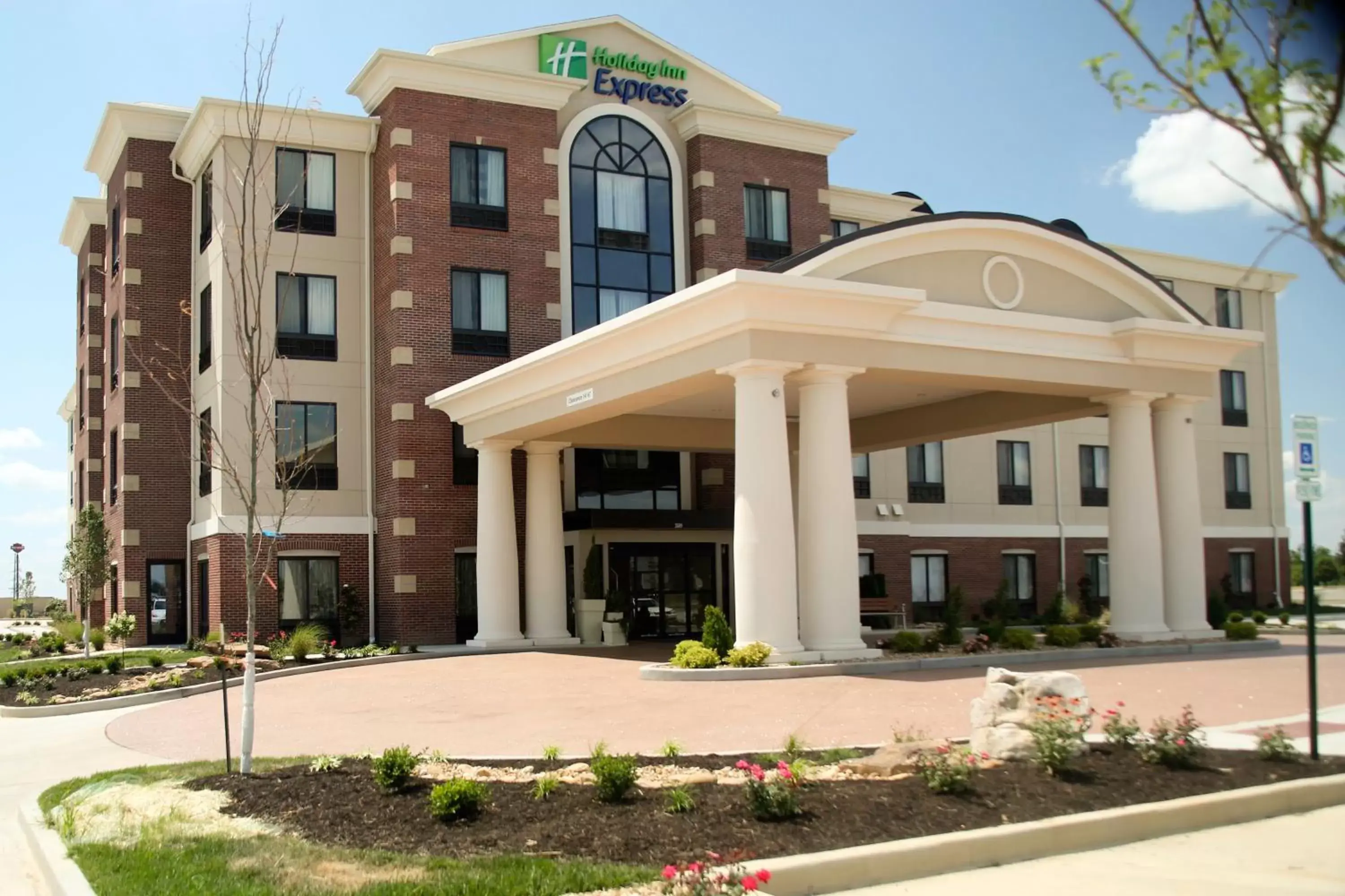 Property Building in Holiday Inn Express & Suites Marion Northeast, an IHG Hotel