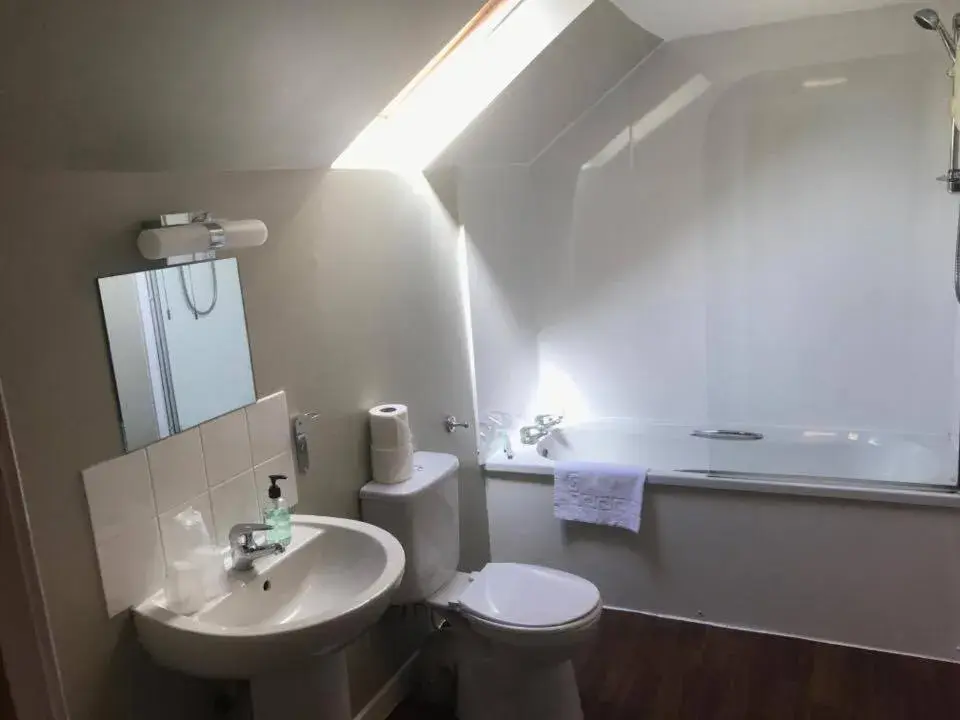 Bathroom in Chieftain Hotel