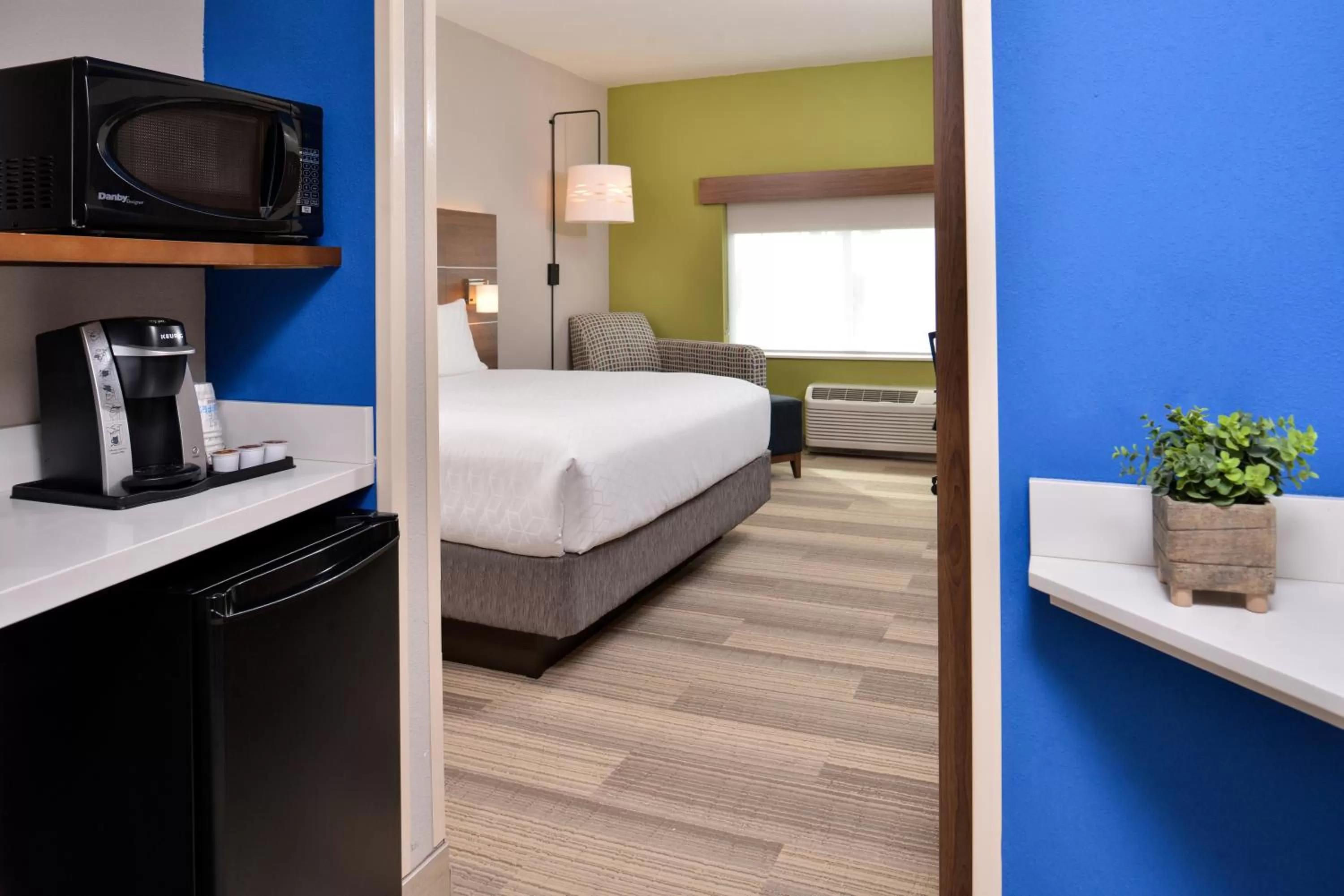 Photo of the whole room, Bed in Holiday Inn Express Melbourne West by IHG