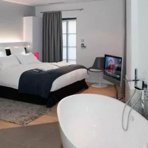 Photo of the whole room, Bed in Hôtel Quatorze