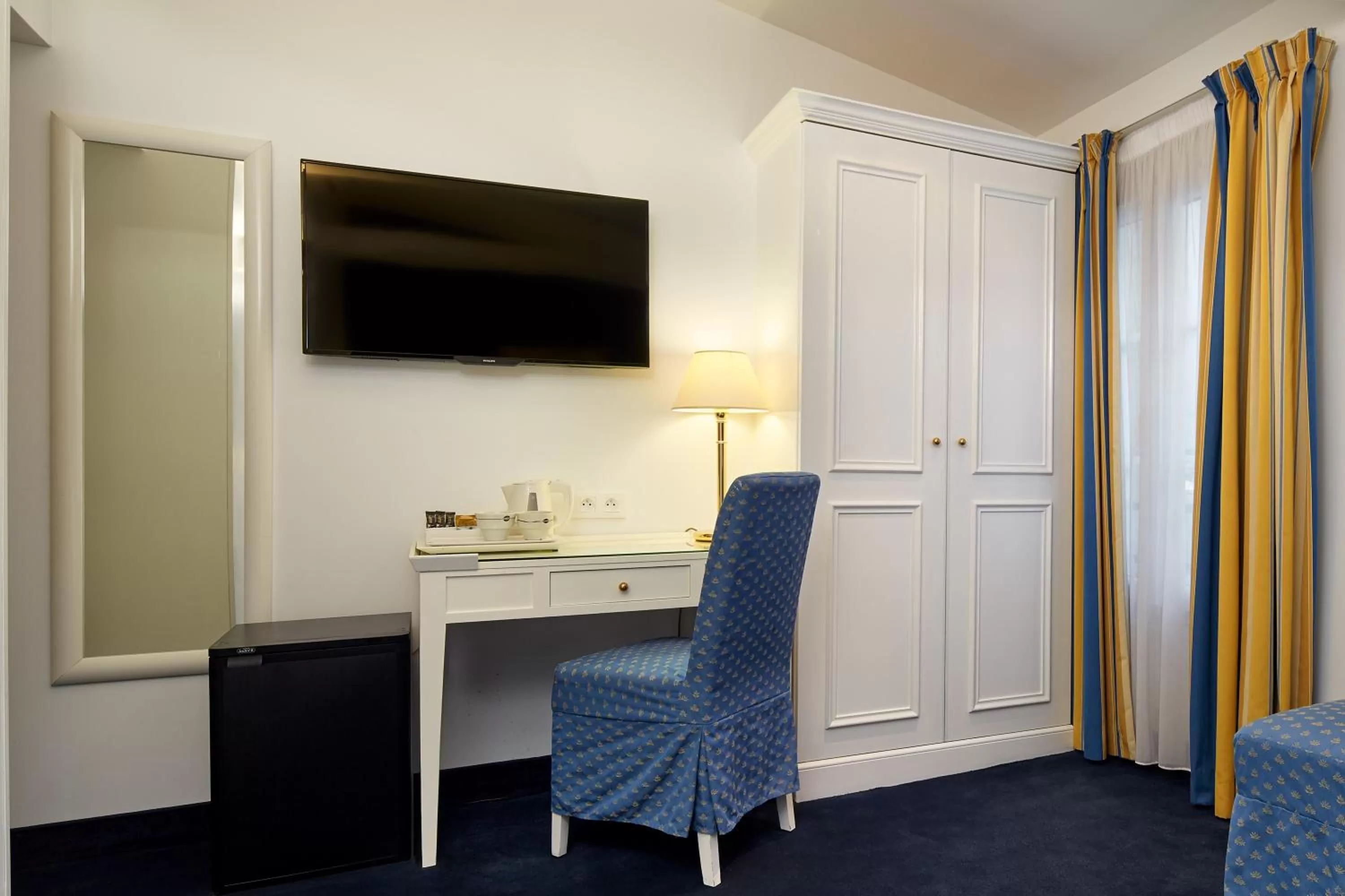 TV and multimedia in Austin's Arts Et Metiers Hotel