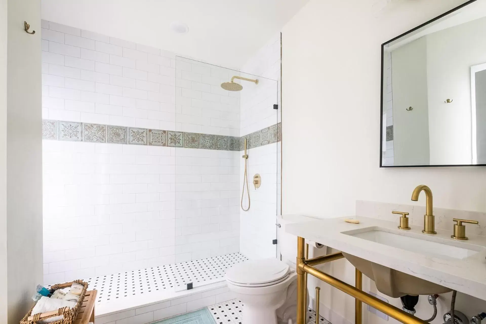 Shower, Bathroom in Scarborough Inn