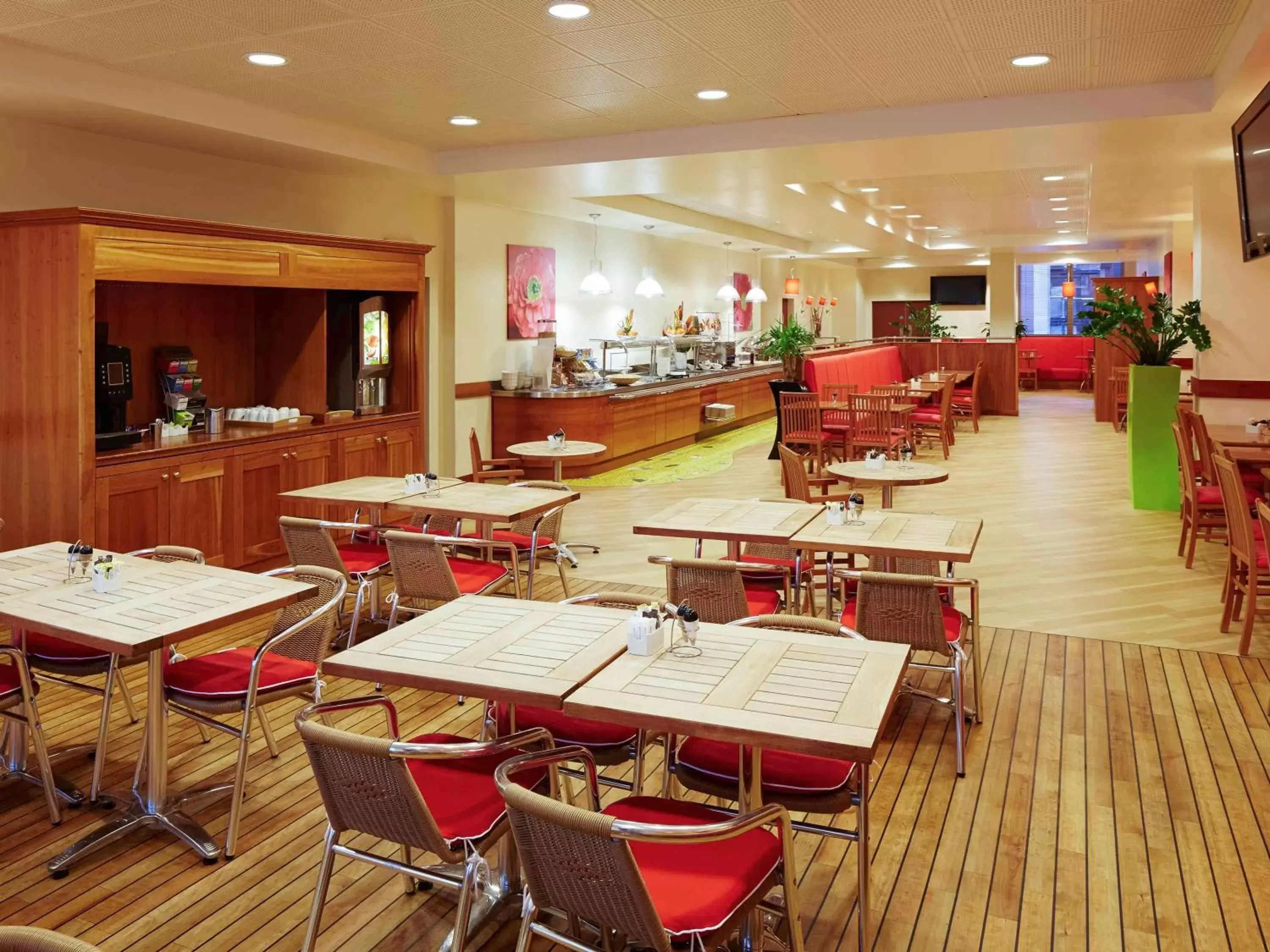 Restaurant/Places to Eat in ibis Reading Centre