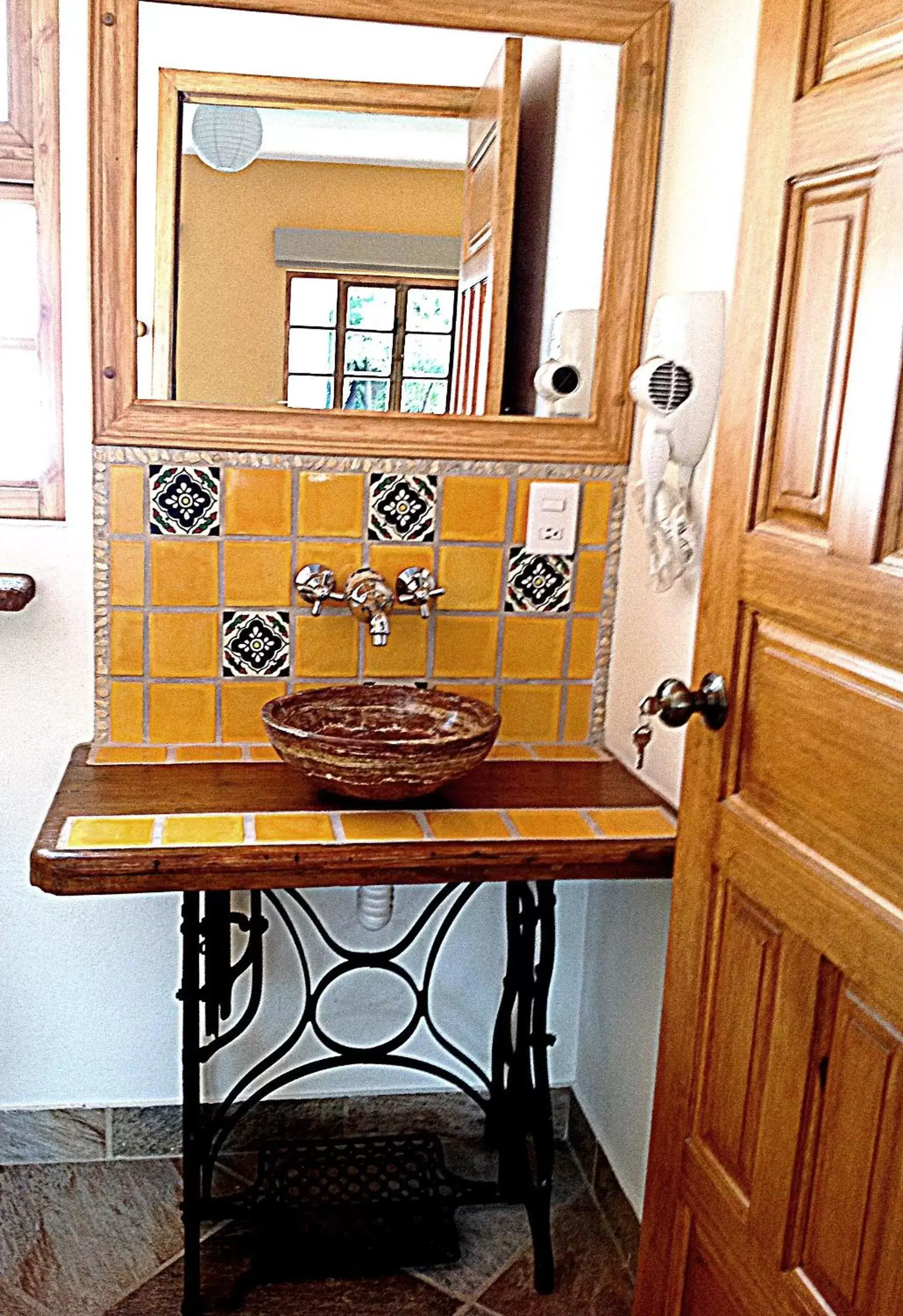 Bathroom, Dining Area in Casa Jacinta Guest House