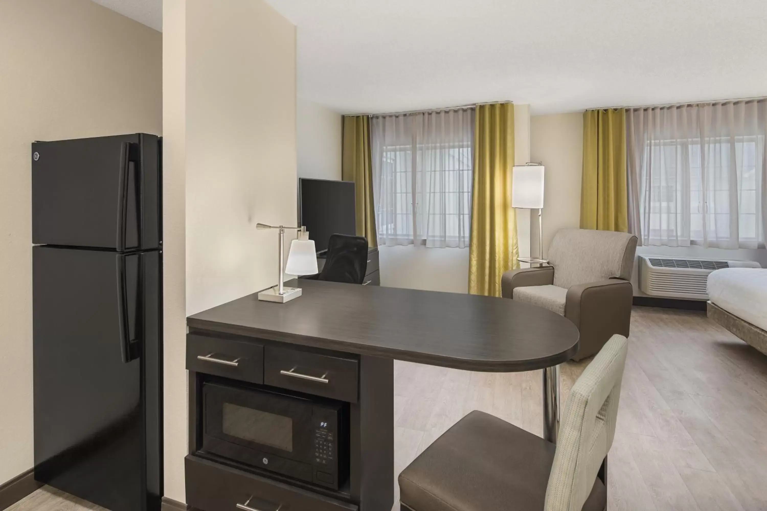 Photo of the whole room, Kitchen/Kitchenette in Candlewood Suites - Charlotte - Arrowood, an IHG Hotel