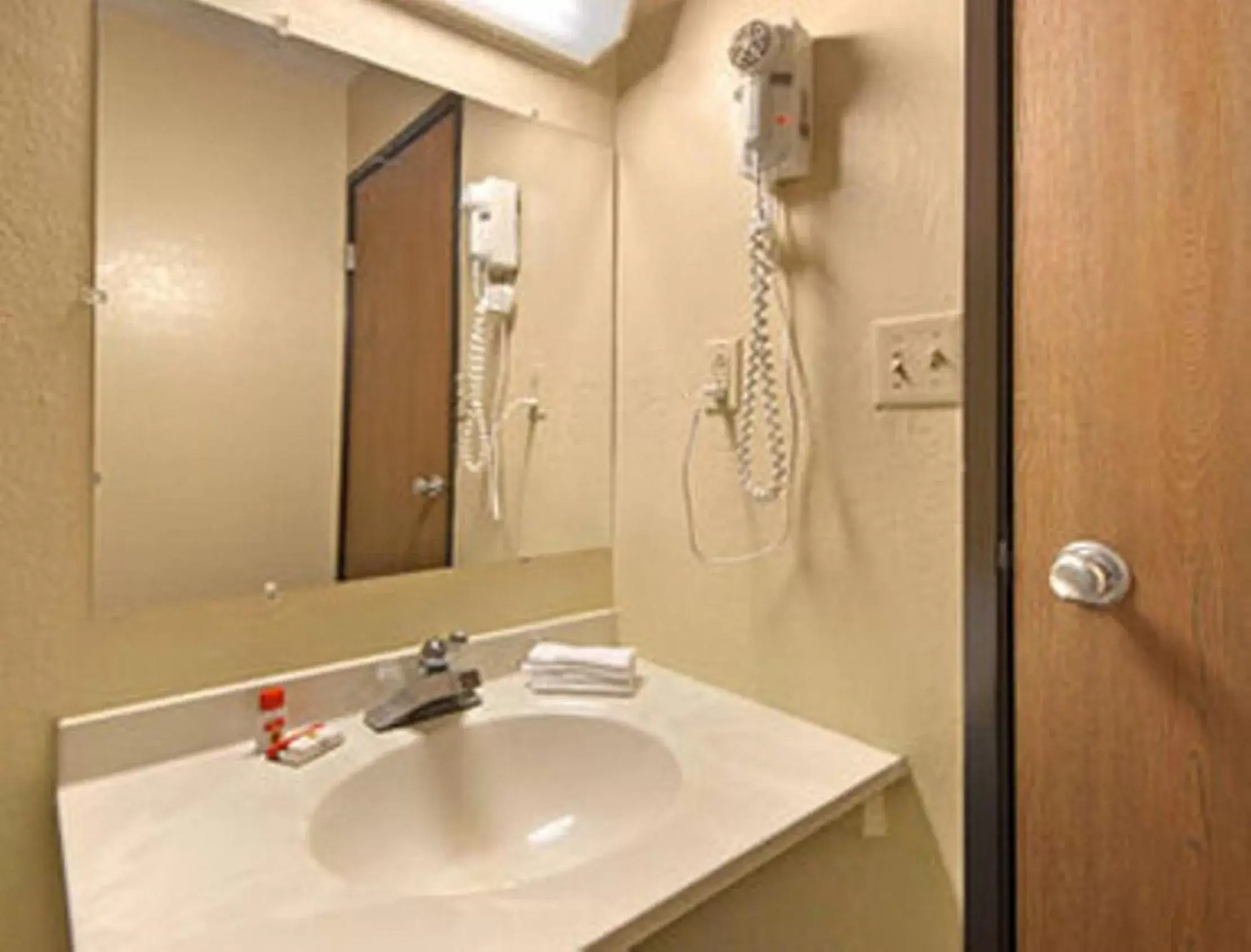 Bathroom in Super 8 by Wyndham Ruther Glen Kings Dominion Area