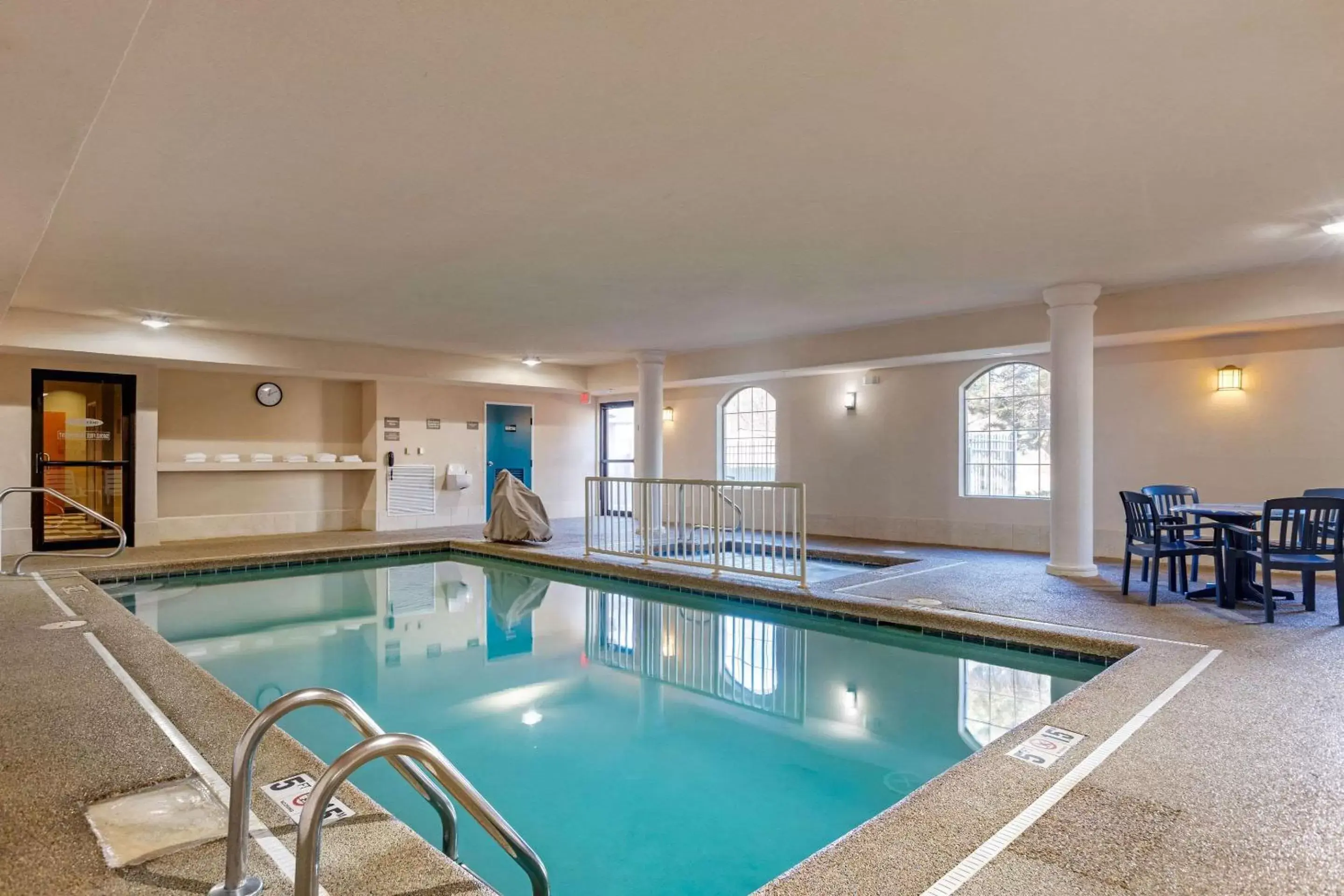 On site, Swimming Pool in Comfort Suites Stevensville – St. Joseph