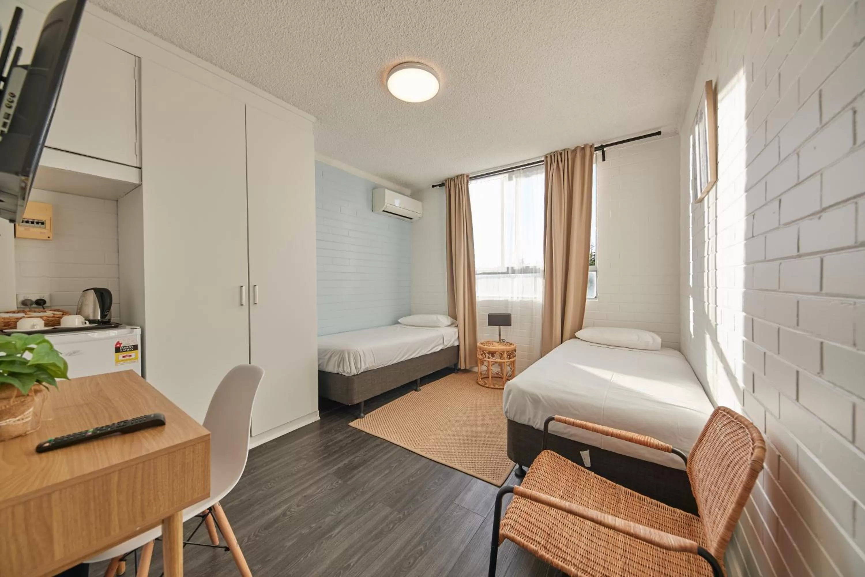 Photo of the whole room, Bed in Little Coogee Hotel