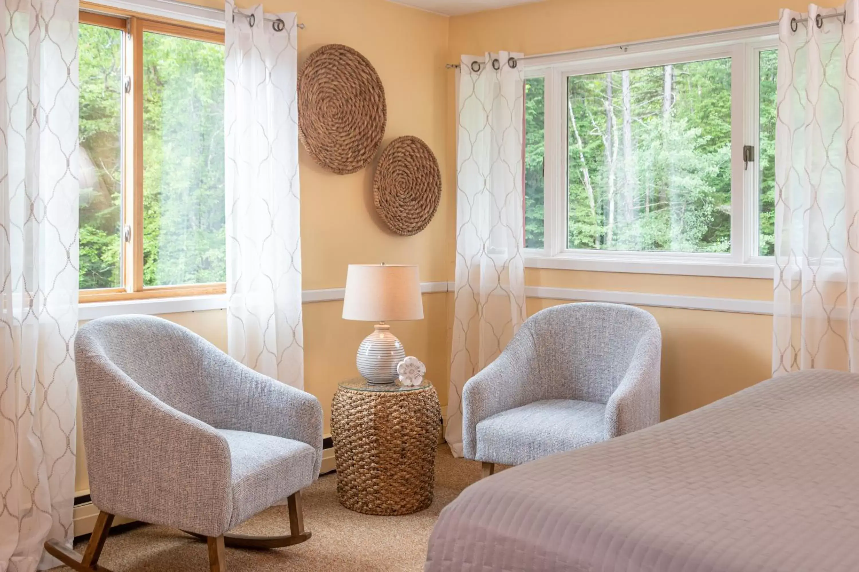 Bedroom, Seating Area in White Horse Lodge