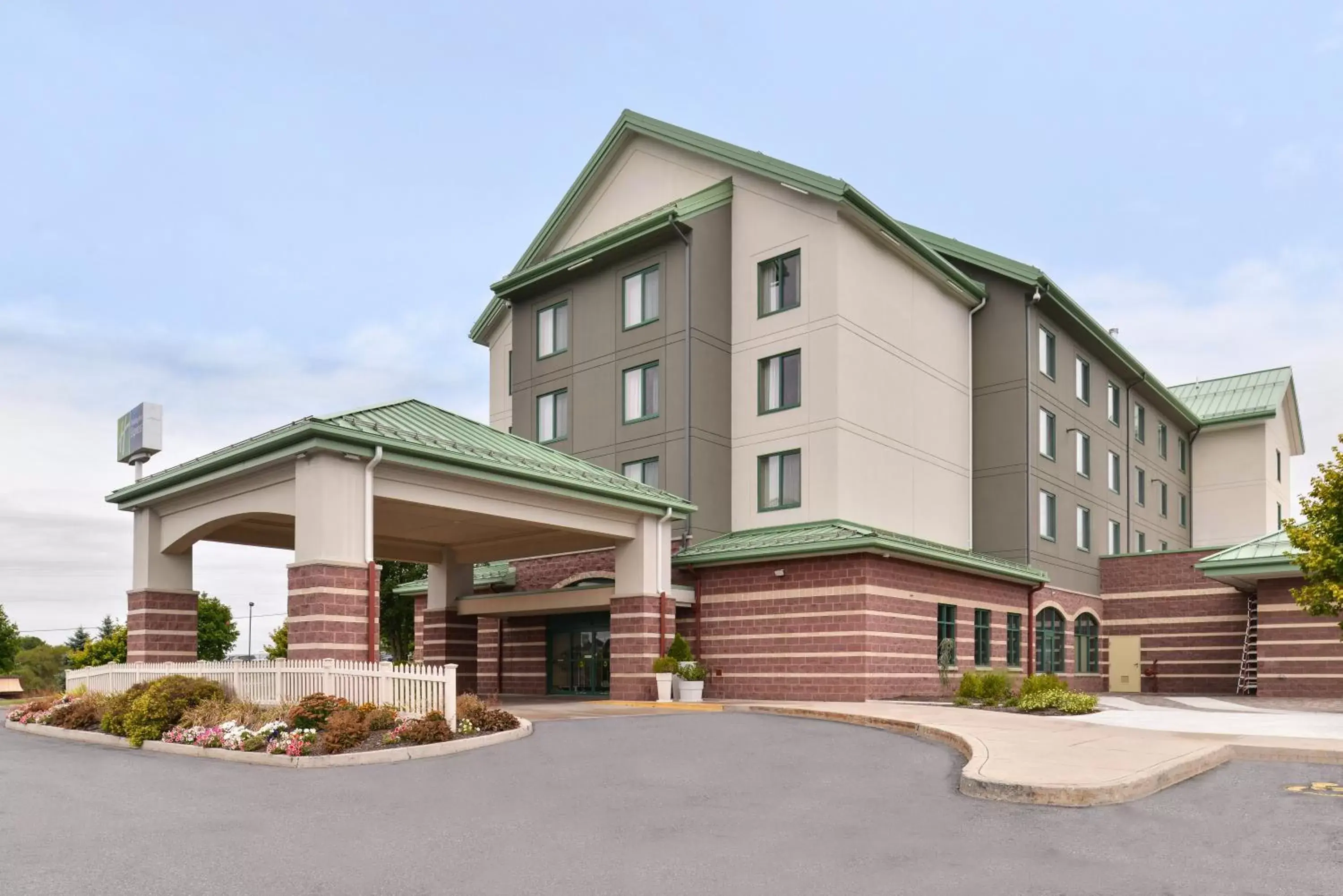 Property Building in Holiday Inn Express Breezewood, an IHG Hotel