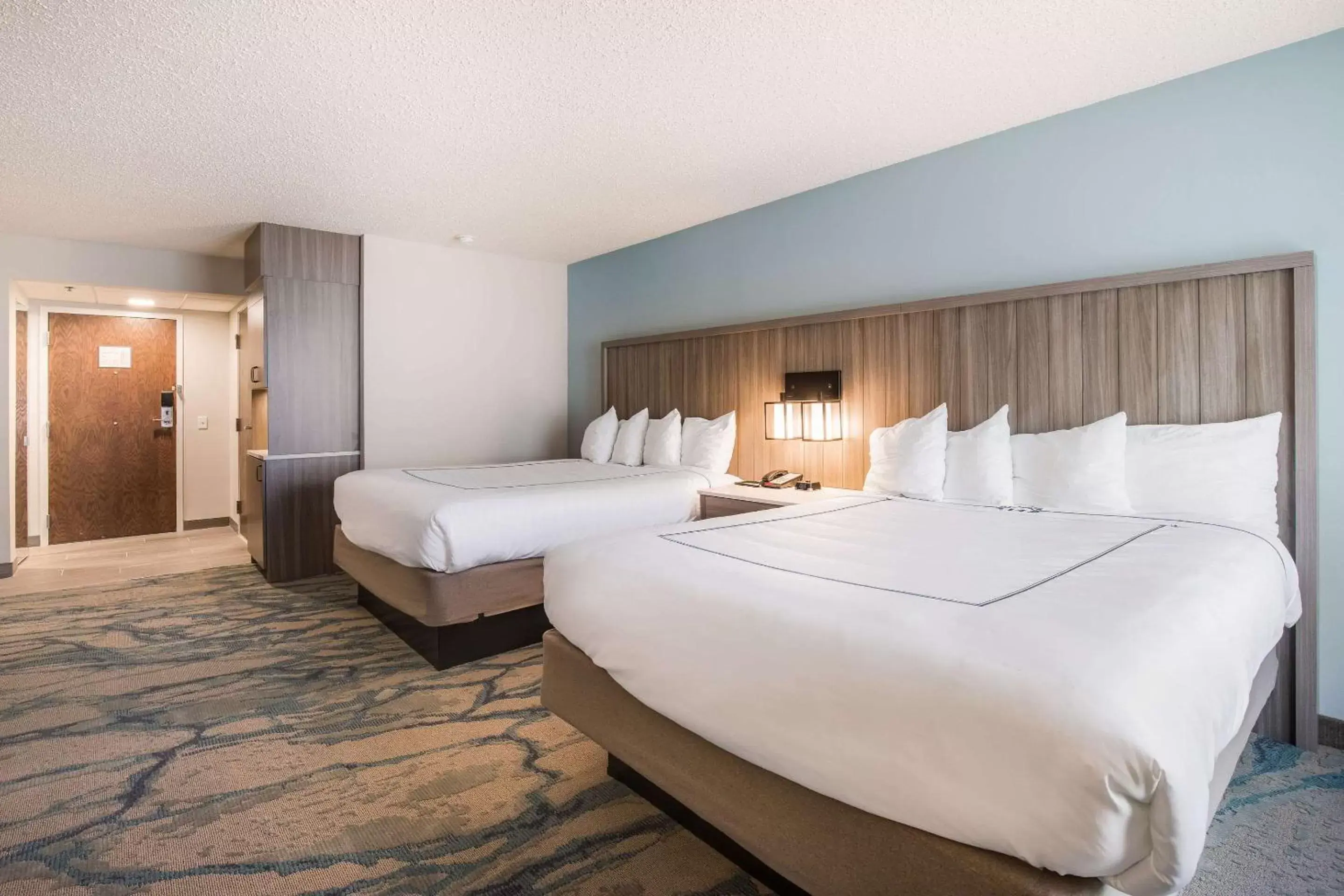 Bed in Heidel House Hotel and Conference Center, Ascend Hotel Collection