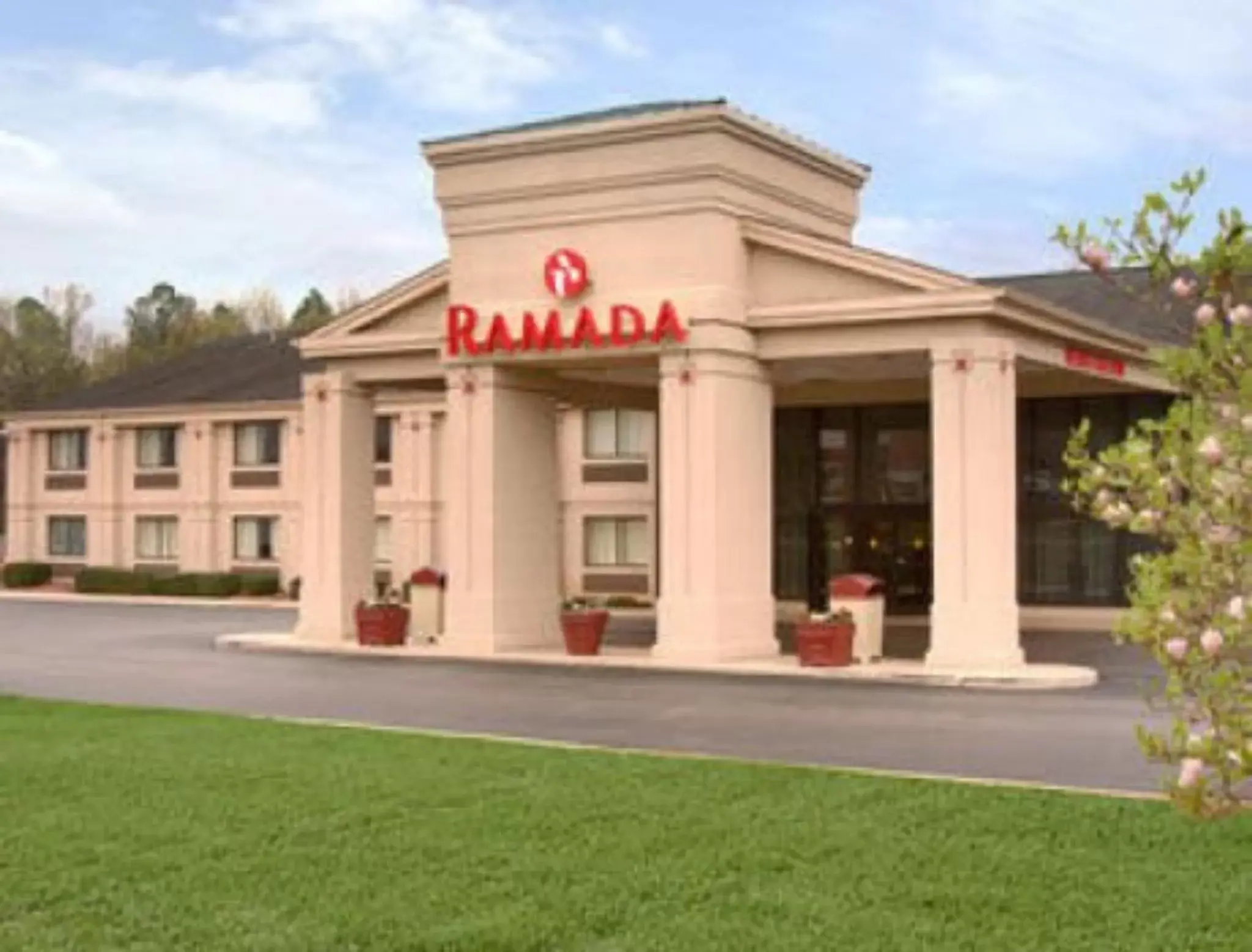 Property building in Ramada by Wyndham Tuscaloosa Property building in Ramada by Wyndham Tuscaloosa