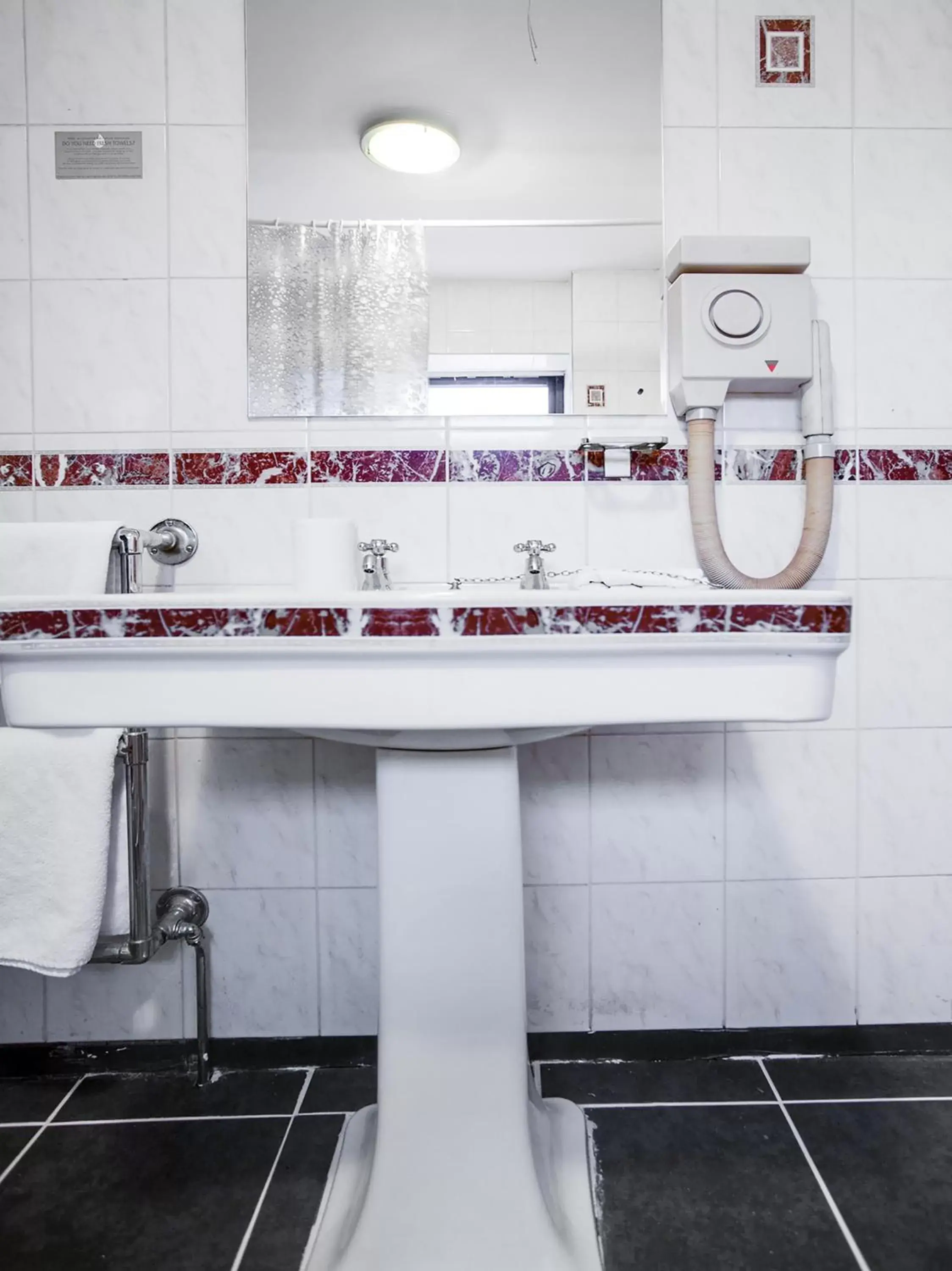 Bathroom in OYO The Rowers Hotel, Dunston Gateshead