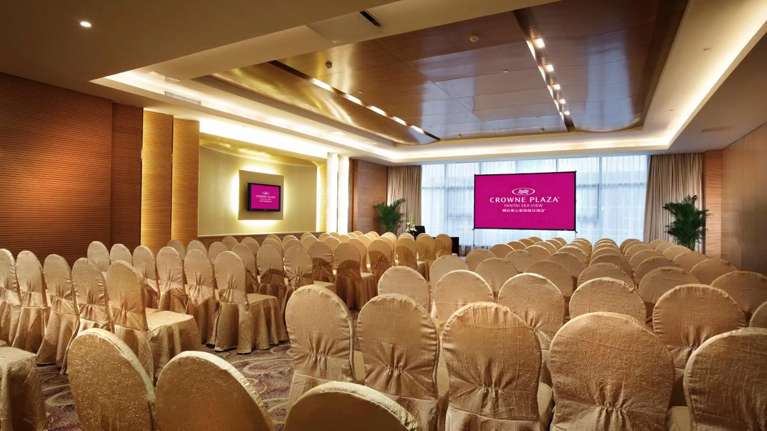 Meeting/conference room in Crowne Plaza Yantai Sea View, an IHG Hotel