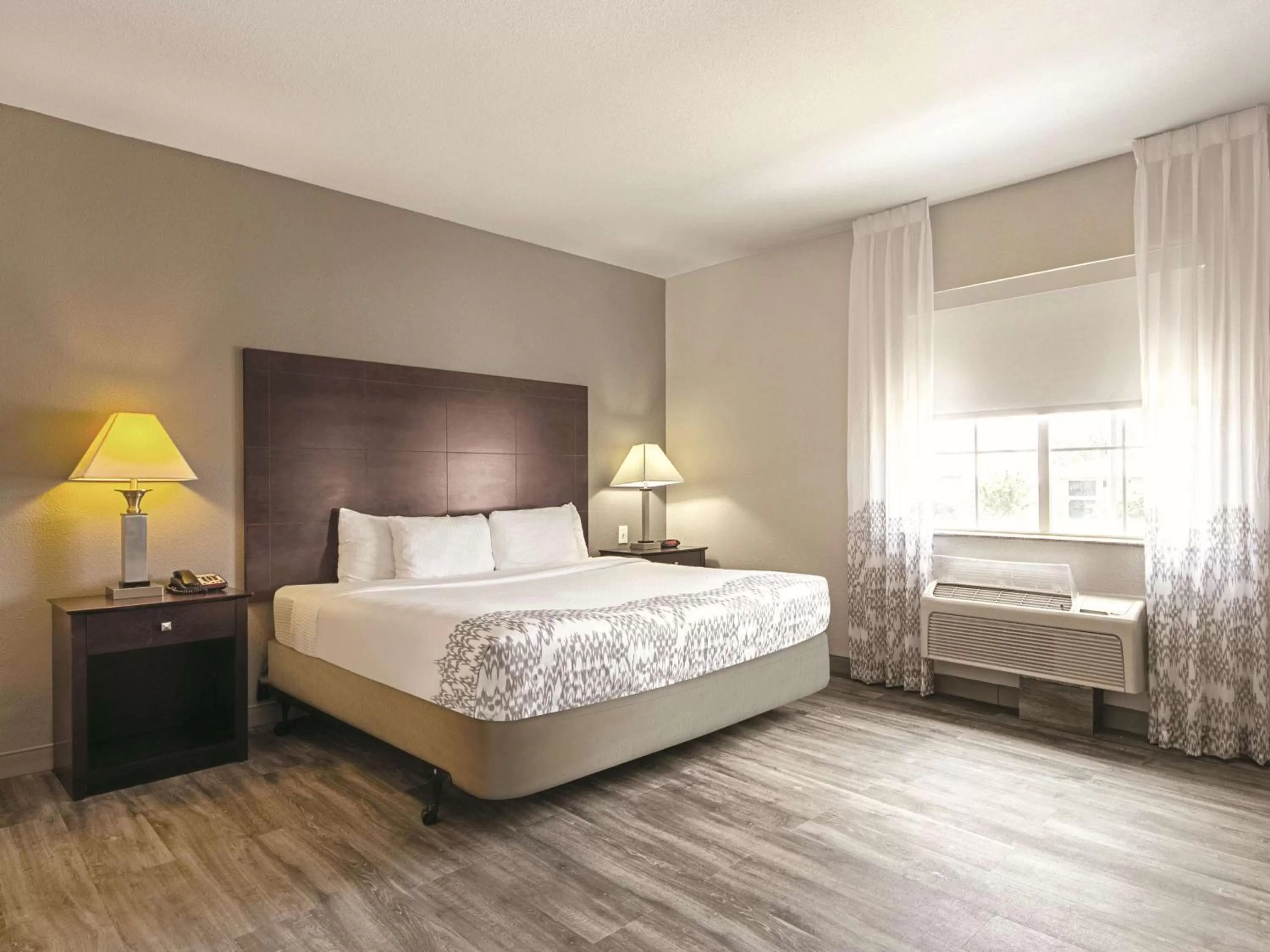 Photo of the whole room, Bed in La Quinta by Wyndham McKinney