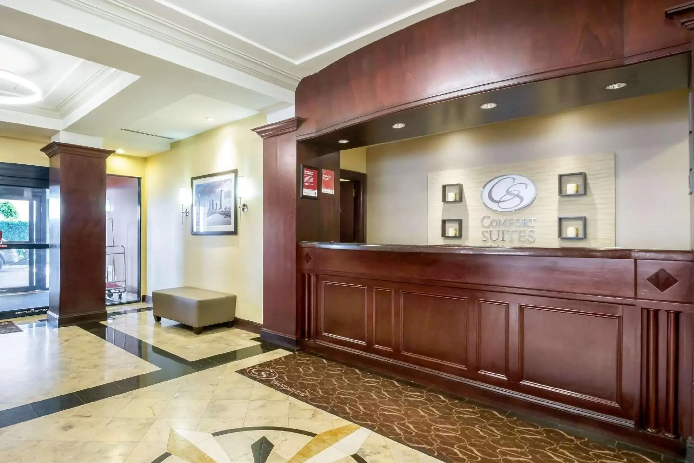 Lobby or reception in Comfort Suites at Woodbridge Lobby or reception in Comfort Suites at Woodbridge
