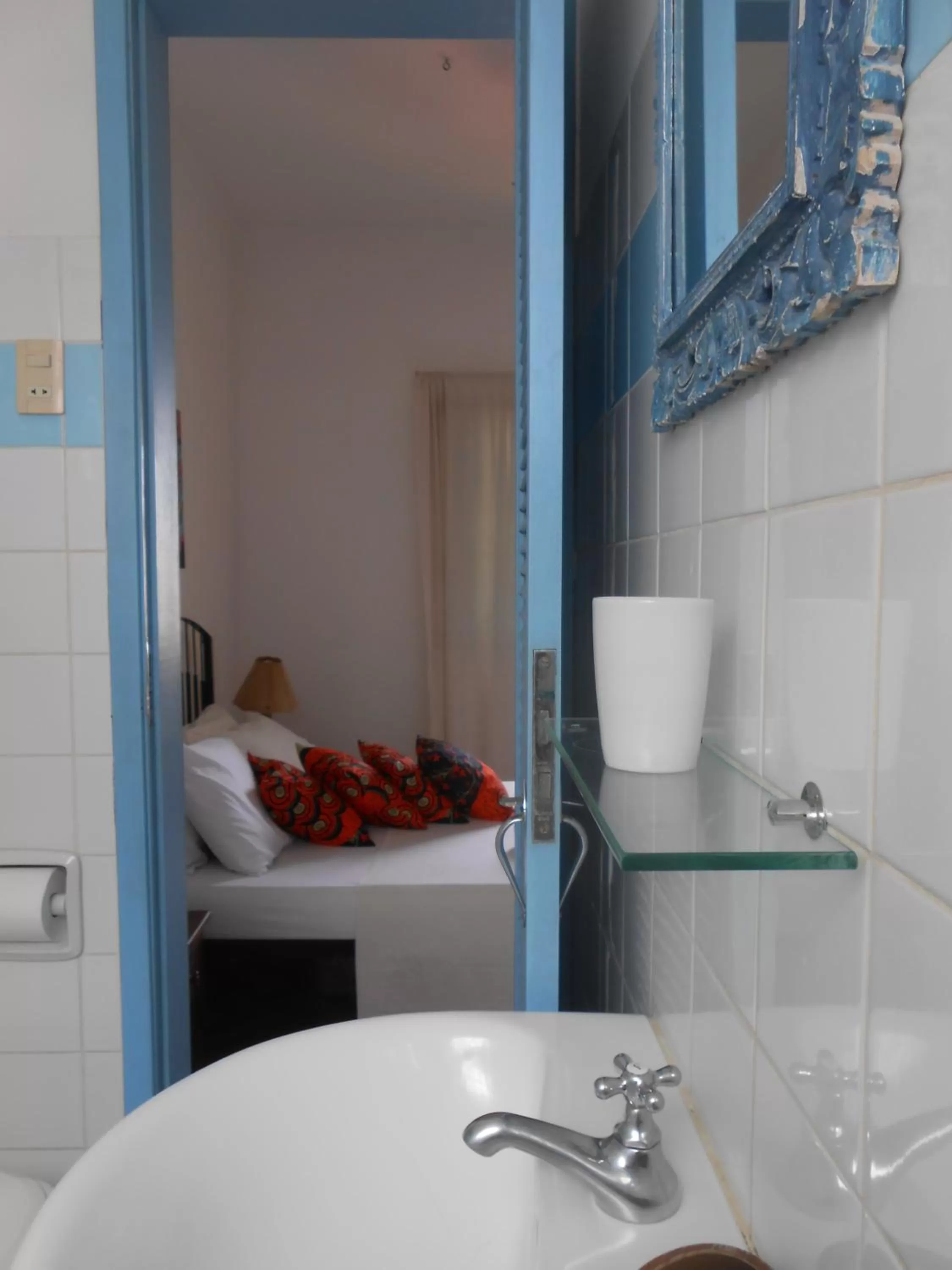 Bathroom, Bed in Pousada Baluarte