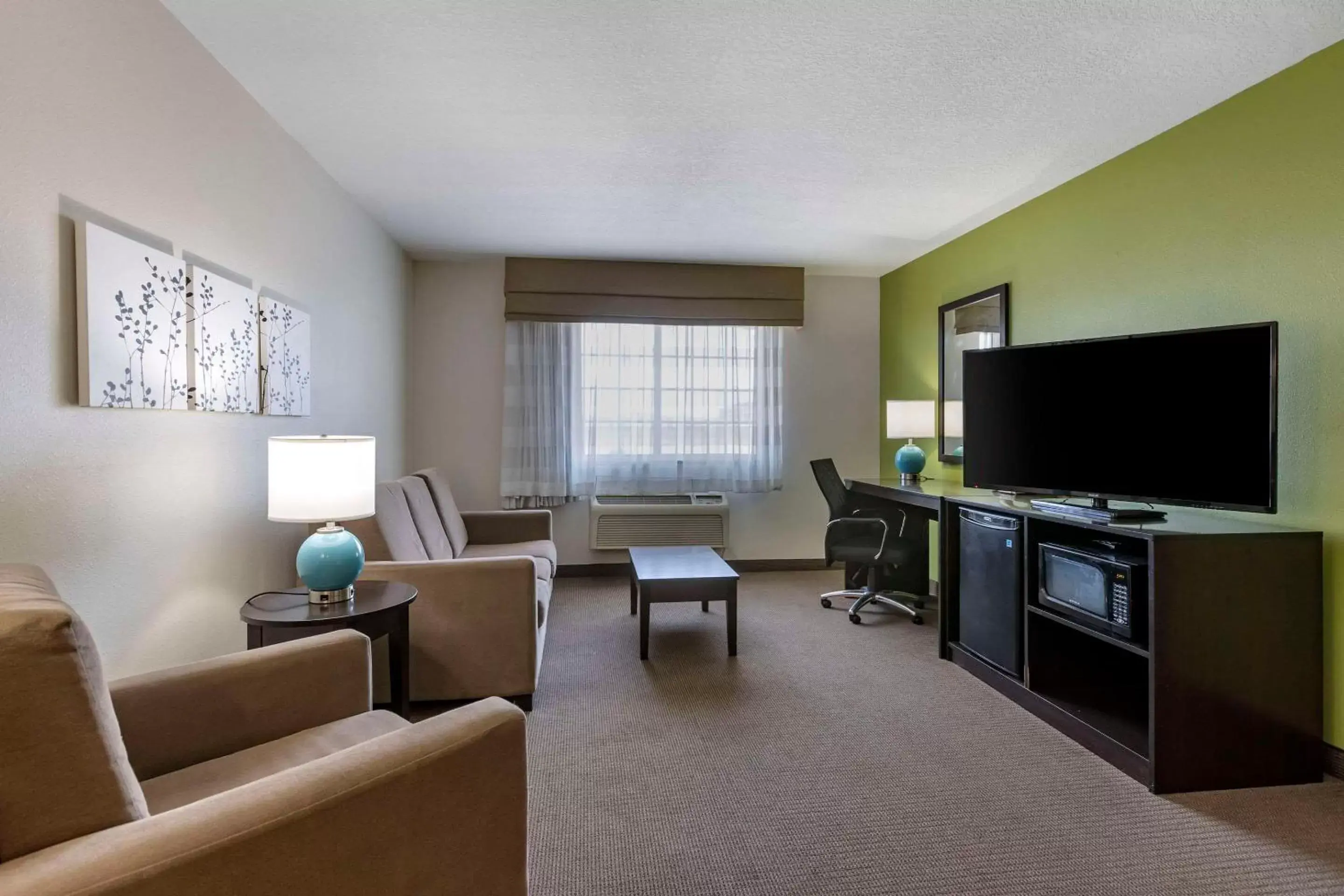 Bedroom, TV/Entertainment Center in Sleep Inn & Suites Pleasant Hill - Des Moines