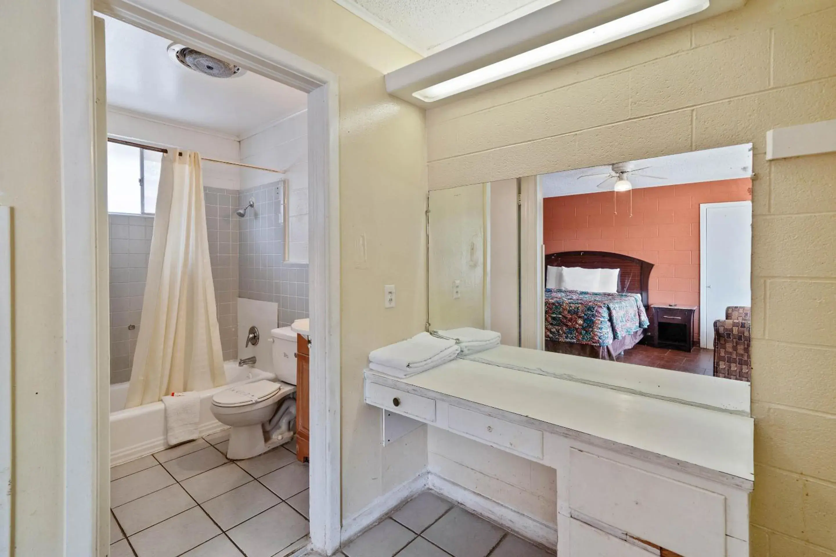 Bathroom in OYO Hotel Beeville - US 181